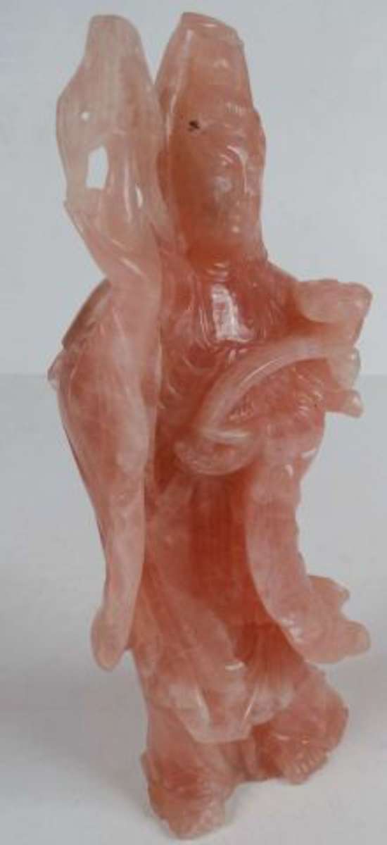 Kwan-Yn au ruyi Sujet en quartz rose Chine ( accidents) H. 25 cm
