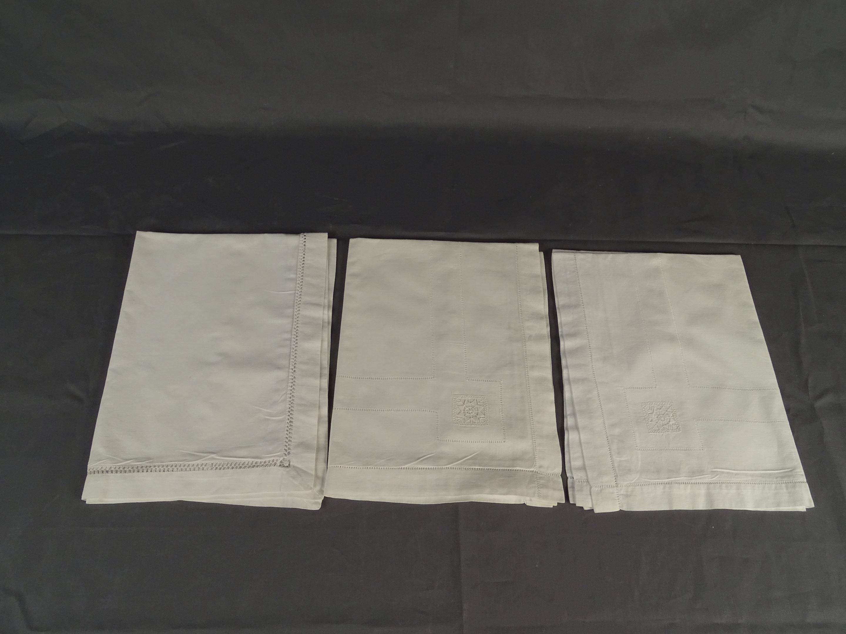 3 taies d'oreiller rectangualires ajourées, motifs incrustés.