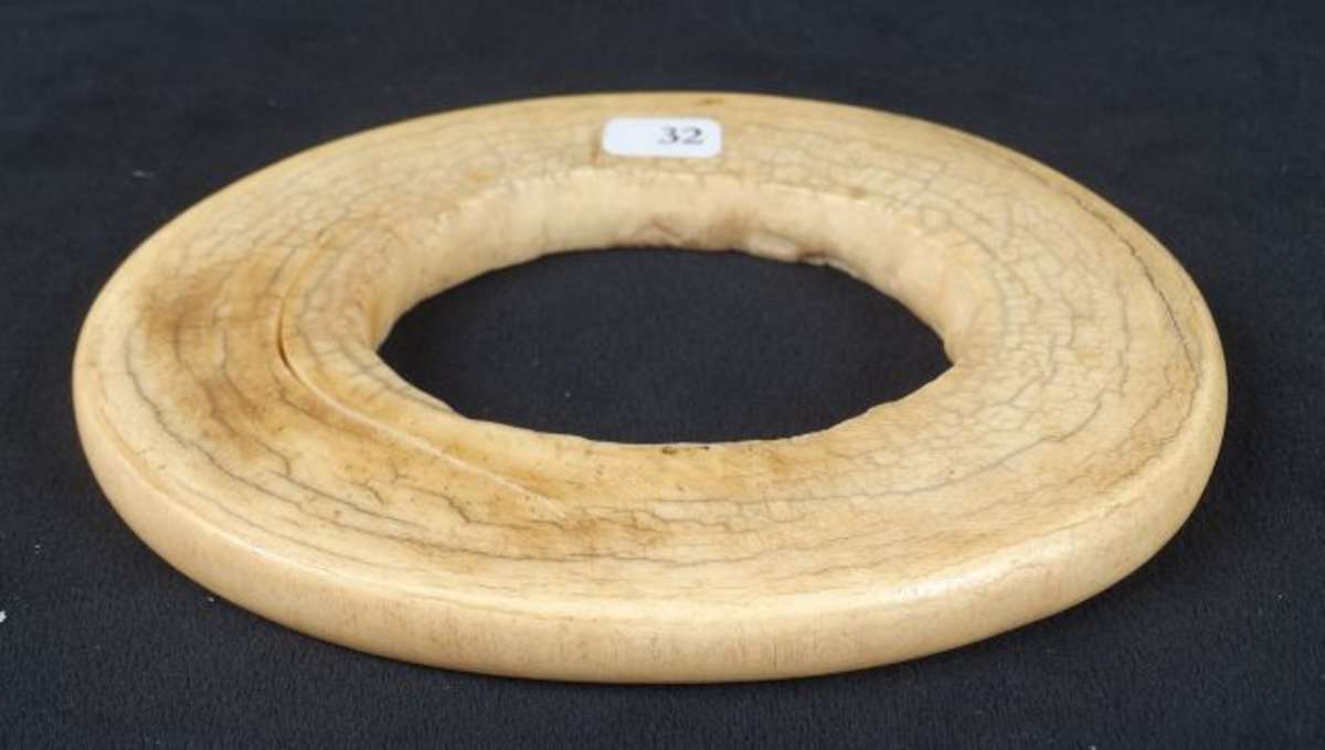 Ancien bracelet d'ivoire à patine ambrée de très long usage. D 16 cm. Nuna...