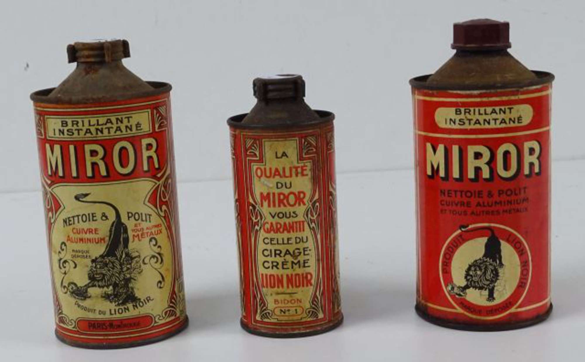 MIROR - LION NOIR /Paris-Montrouge : 3 Bidons en tôle lithographiée, dont 2  des années 30., Vente aux enchères : Estampes - Affiches - Gravure -  Lithographie - Eauforte