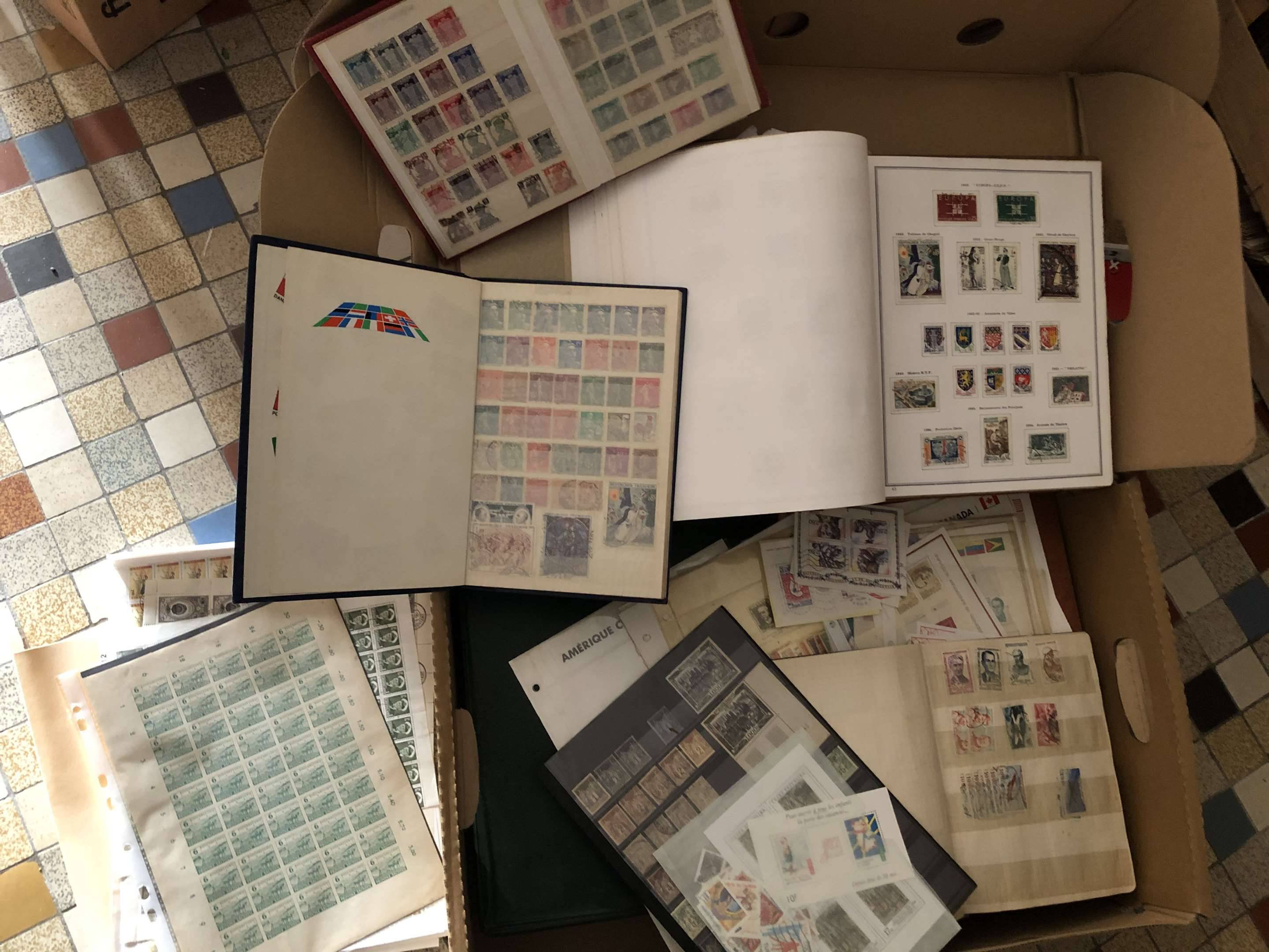 Philatélie - un carton de 9 albums de timbres divers France et monde +  planches, Vente aux enchères : Cartes postales - Vieux papiers