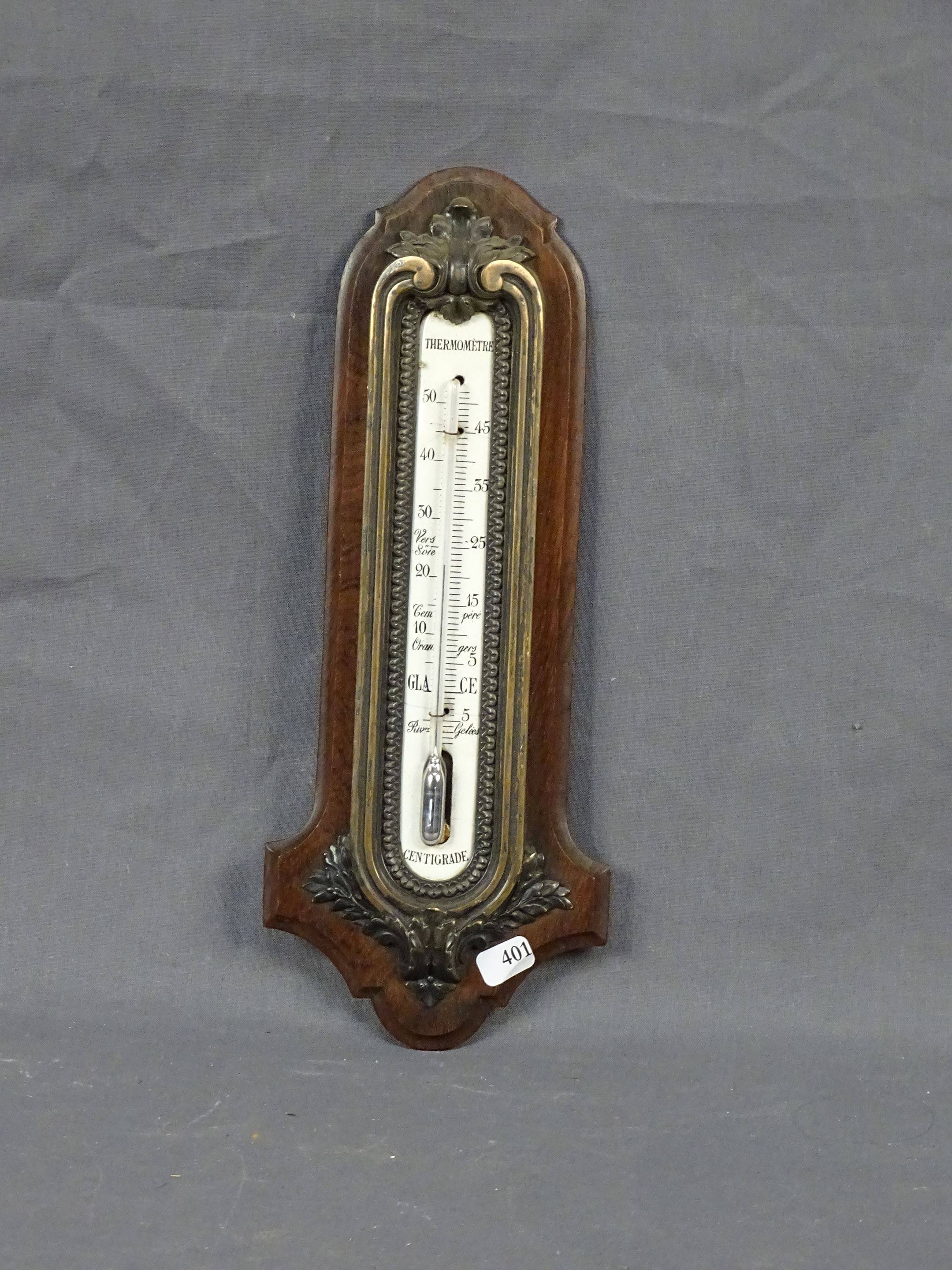Thermomètre mercure encadré d'un cartouche de laiton agrafé d'acanthes et  de lauriers sur une platine, Vente aux enchères : Mobilier courant