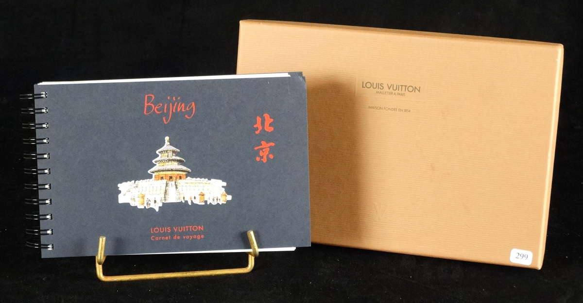 Carnet de voyage Louis Vuitton sur la ville de Beijing dans sa boite  d'origine (2002), Vente aux enchères : Objets d'art et de décoration (avant  1890)