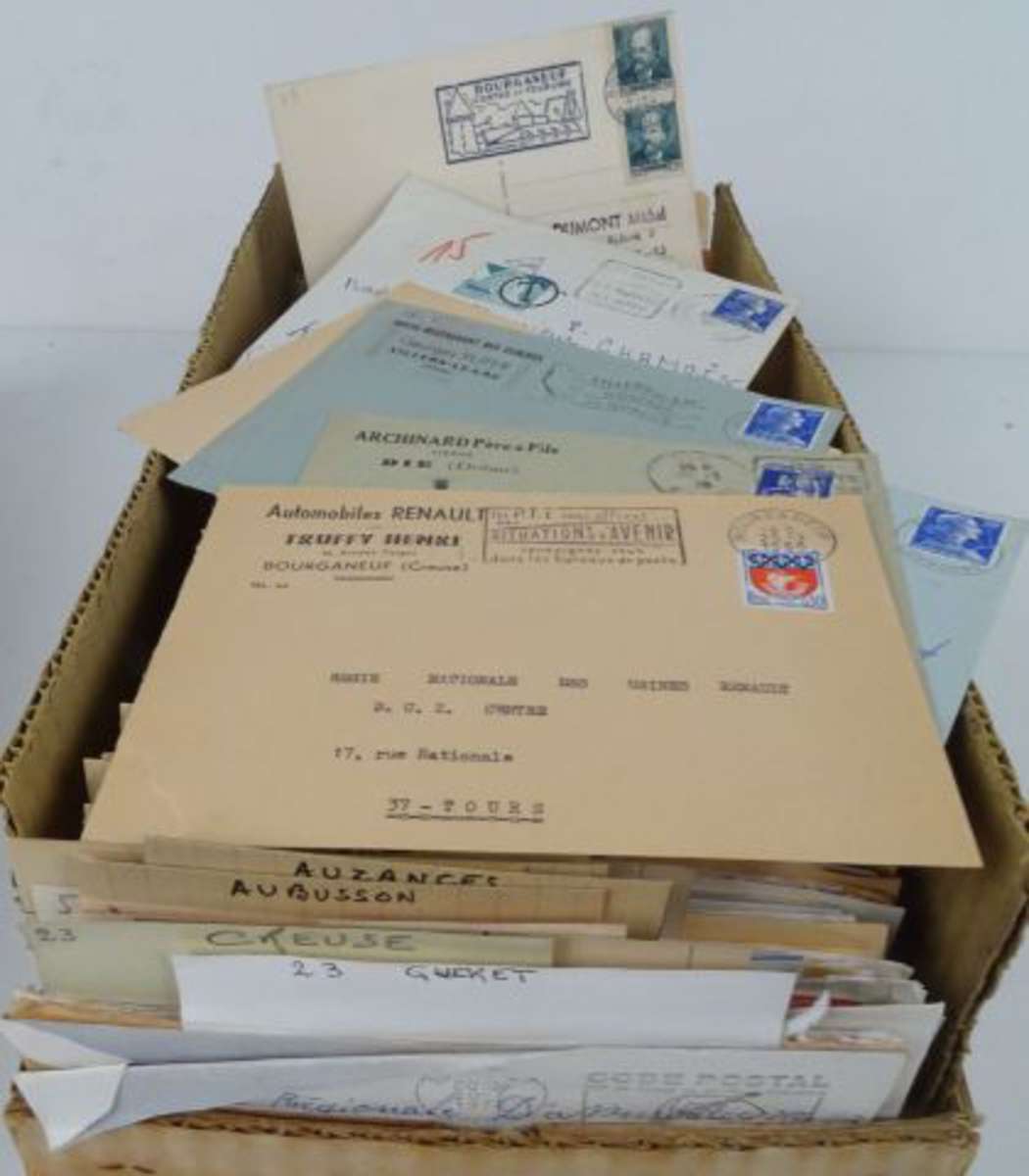 Philatélie - Boite de plusieurs centaines d'enveloppes ou documents...