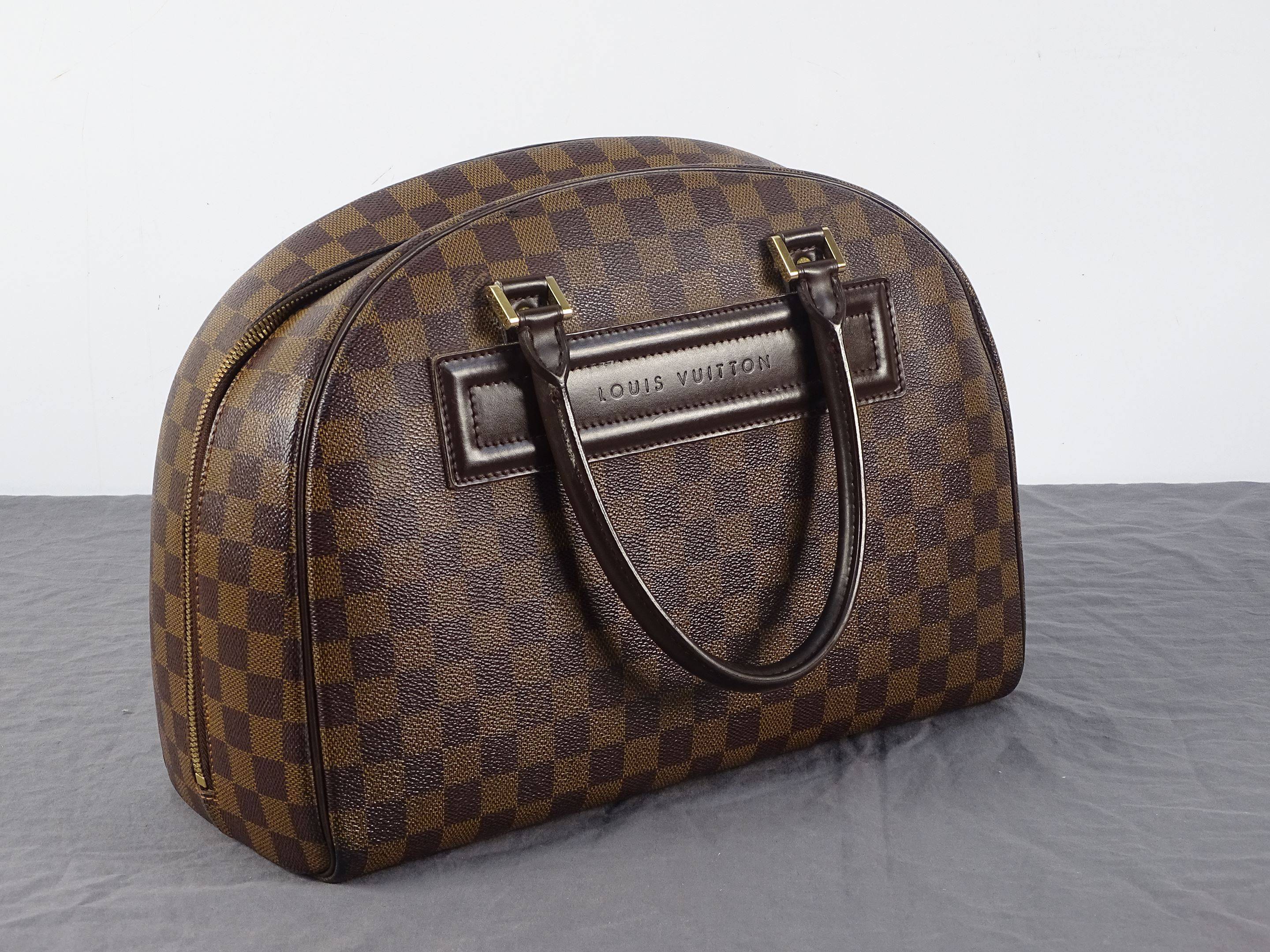 LOUIS VUITTON Sac Nolita 24h Toile damier, cuir glacé Garnitures laiton  doré 43,5 x 33 x 17 cm N°, Vente aux enchères : Objets d'art et de  décoration (avant 1890)