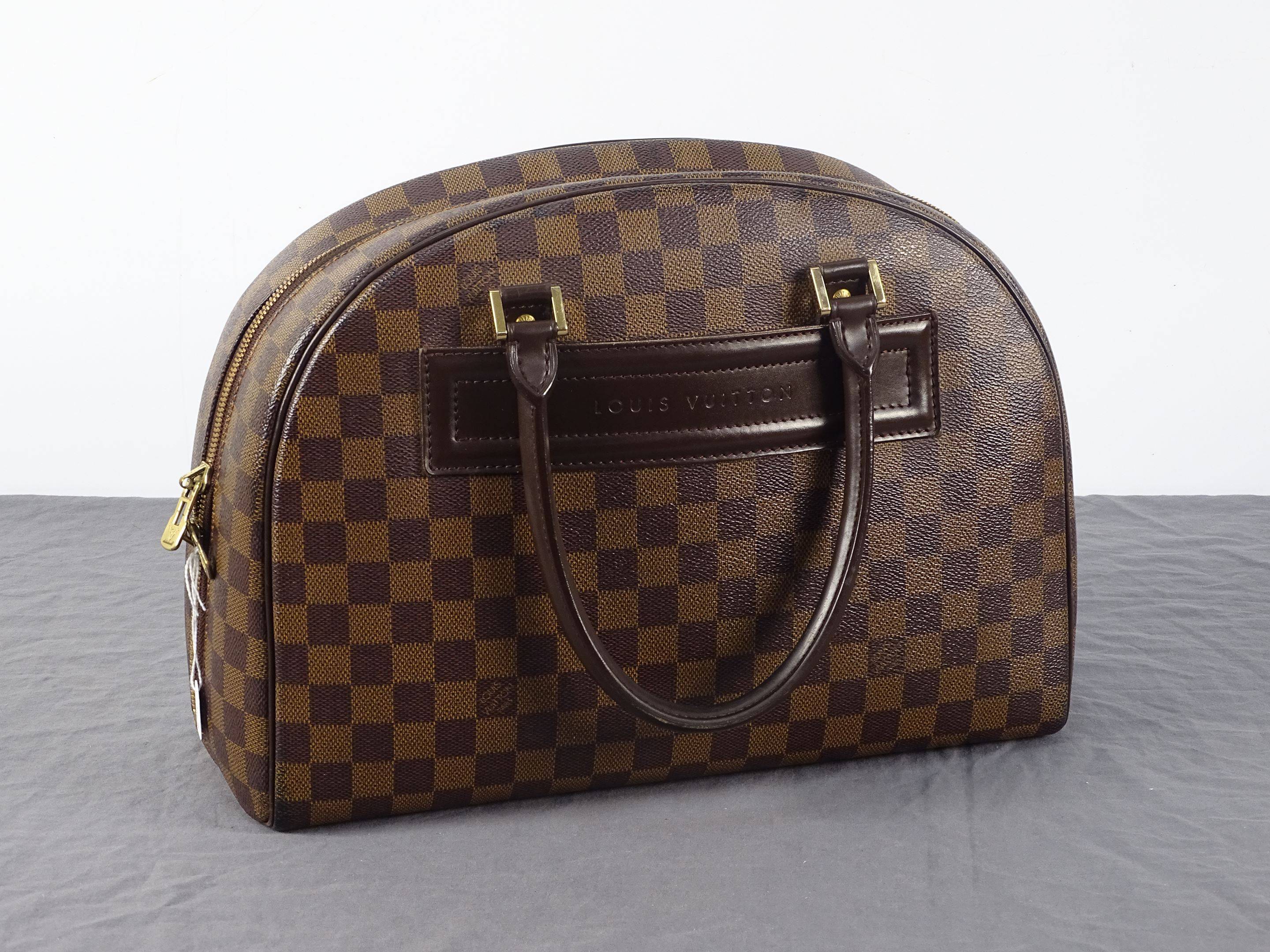 Sold at Auction: LOUIS VUITTON VALISE Nolita en toile Damier et cuir glacé  chocolat, garnitures en laiton doré, porte-adresse 70 x 50 x 17 cm