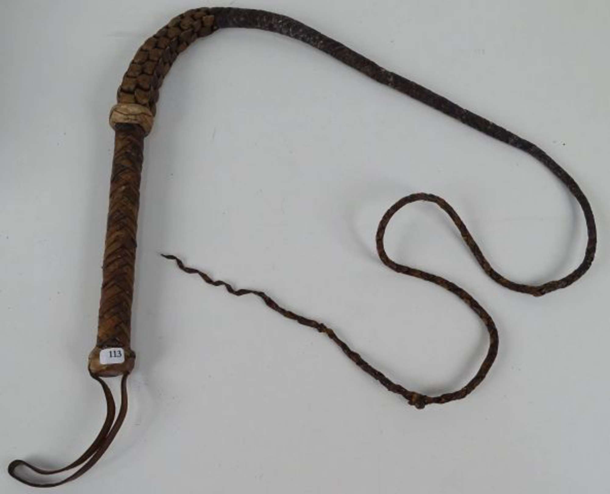 Fouet de chasse en cuir tressé, pommeau bois recouvert cuir. Longueur:  160cm sans la dragonne., Vente aux enchères : Militaria - Armes - Souvenirs  historiques