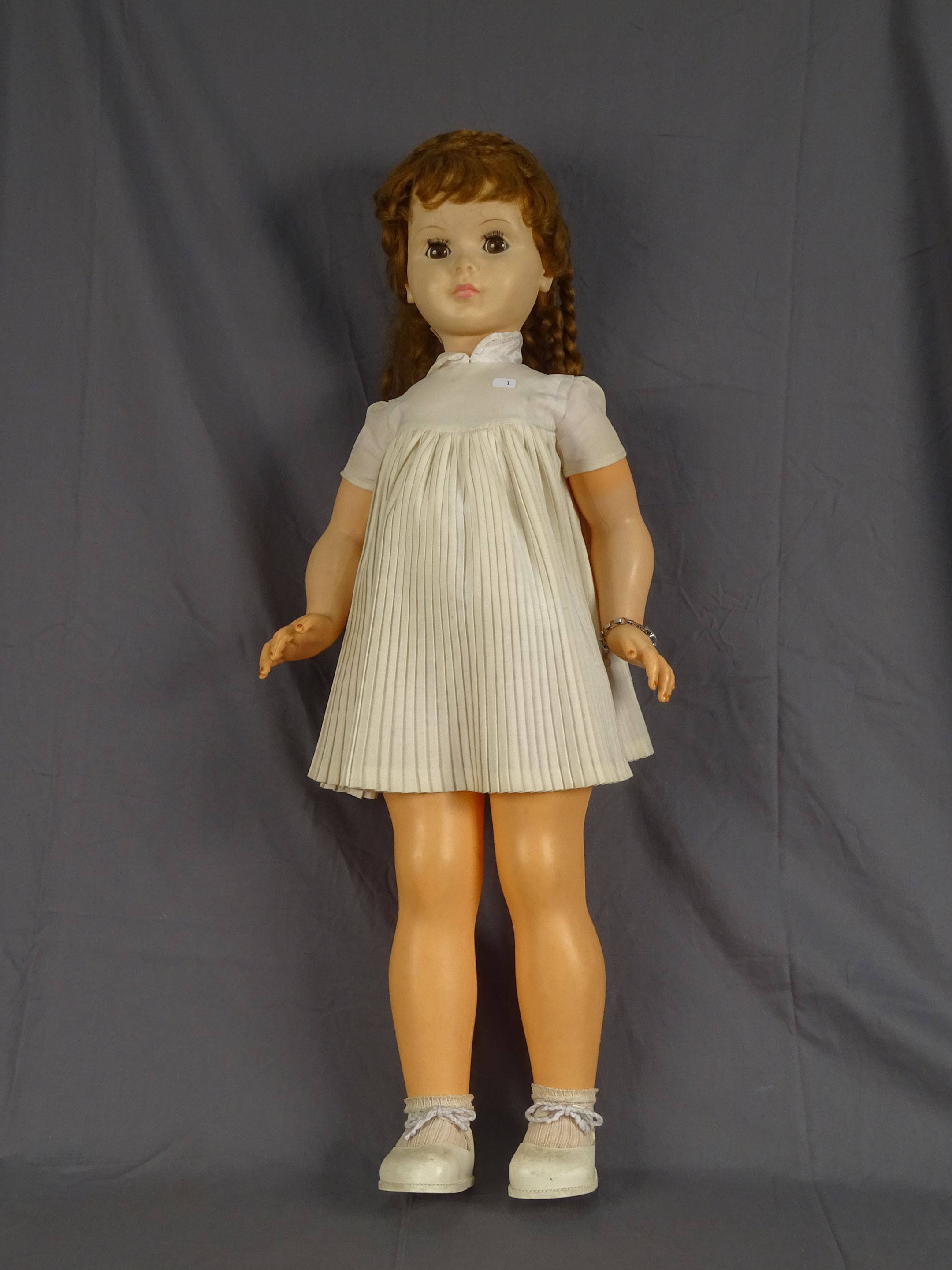 BELLA - Grande poupée, tête plastique mou, cheveux piqués. 80 cm, habits et  chaussures d'origine,, Vente aux enchères : Mobilier courant