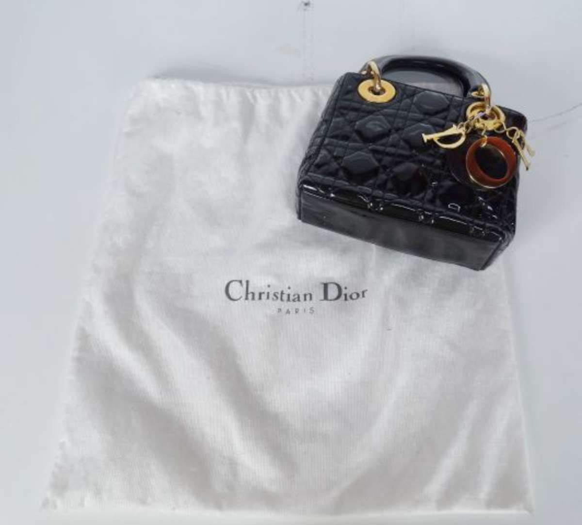 DIOR Mini sac Lady Dior en cuir vernis noir sur piqures cannage