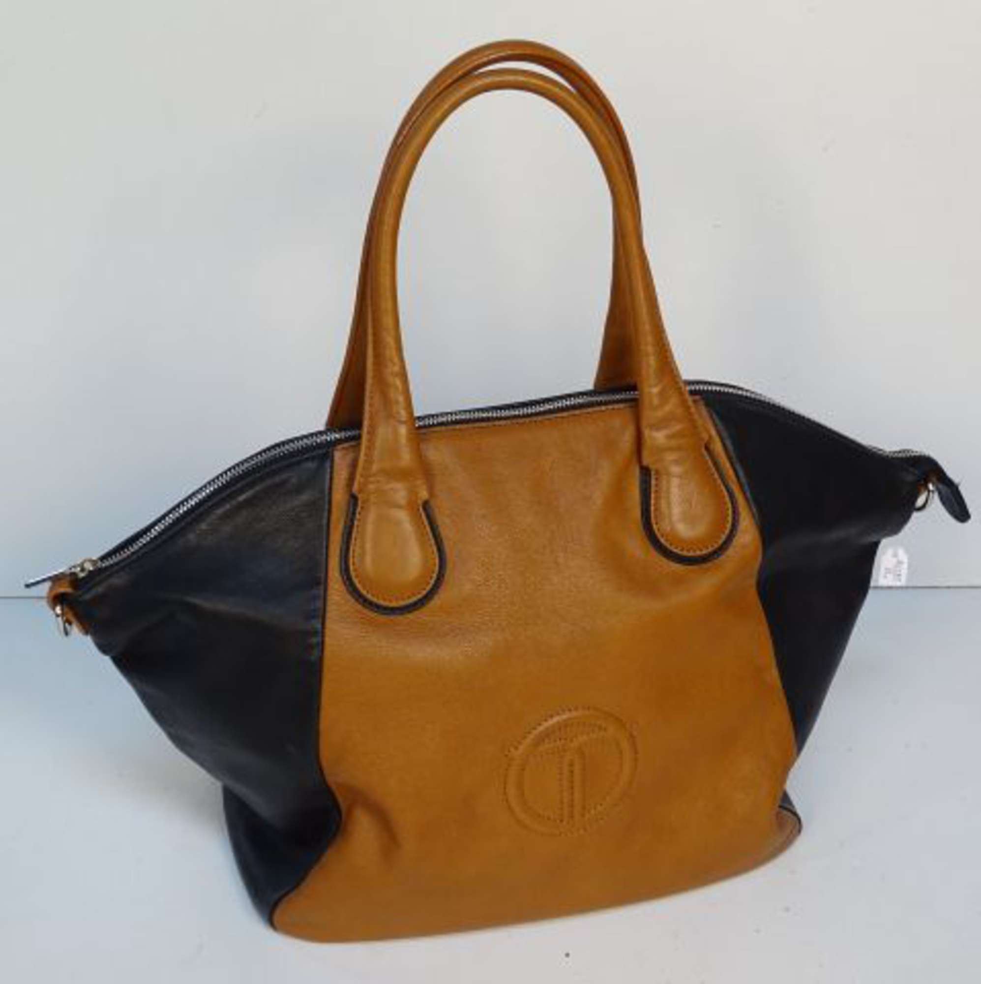 TEXIER Sac cabas en cuir lisse bicolore noir et camel. 32 x 46 cm. Vente aux encheres Mode Vintage Maroquinerie