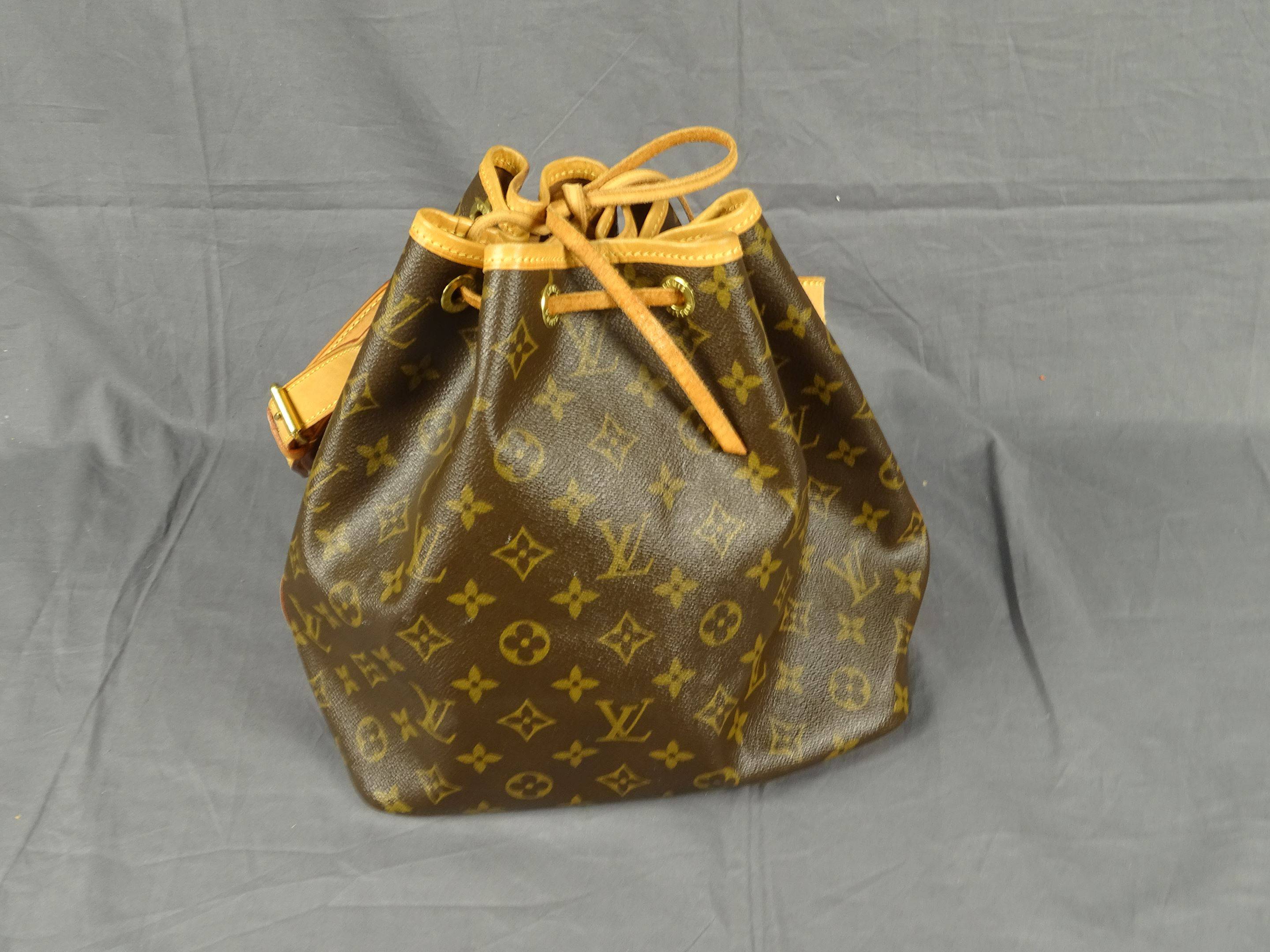 LOUIS VUITTON - Sac modèle Petit Noé en toile monogram et cuir naturel. Très bel état, Vente aux ...