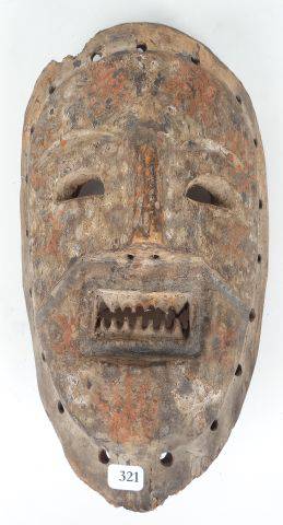 Ancien masque de danse en bois dur polychromé rouge et blanc. Les dents...