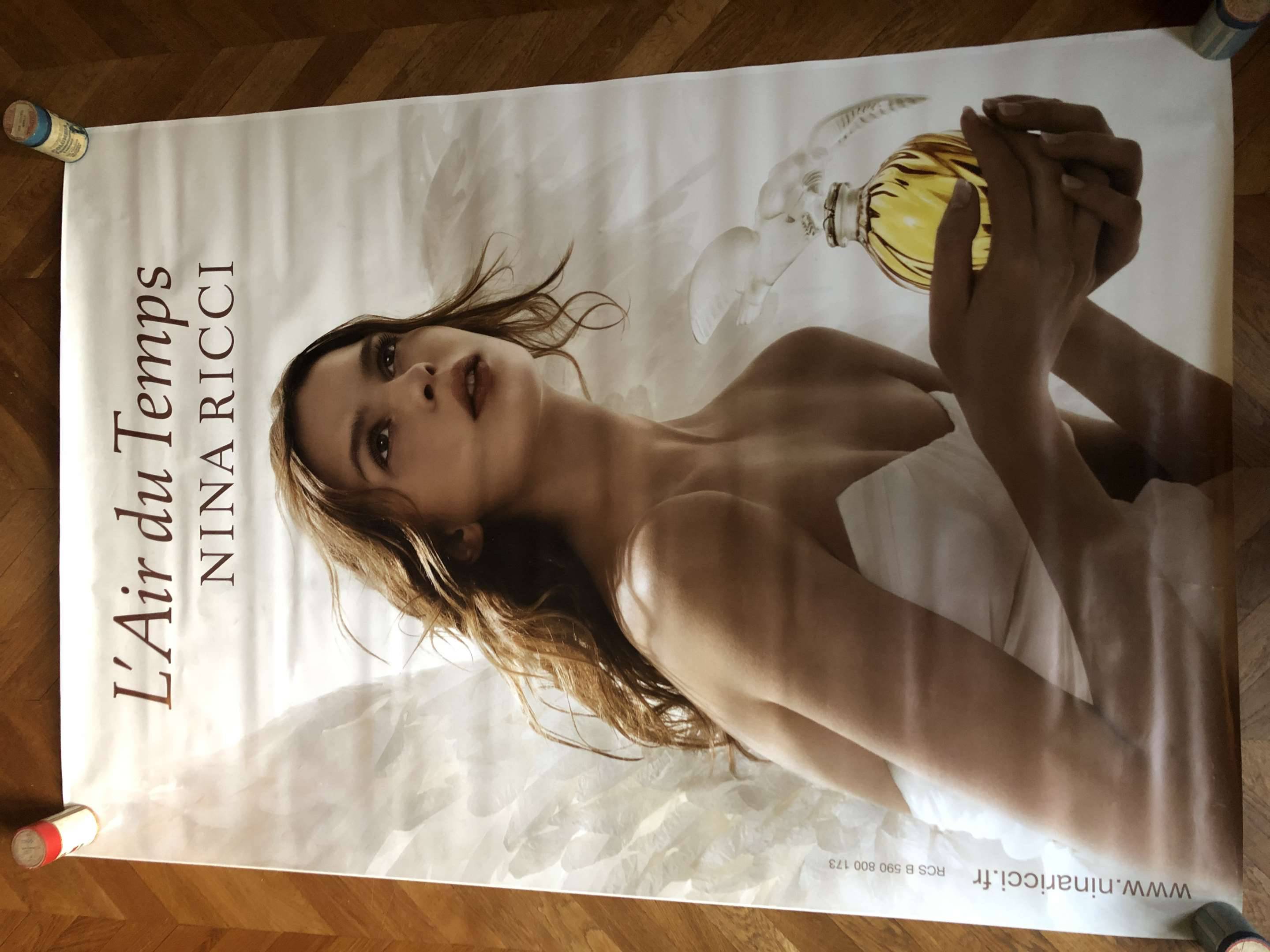 Affiche - Nina Ricci , parfum L'air du Temps , 2000 - femme au grand flacon...