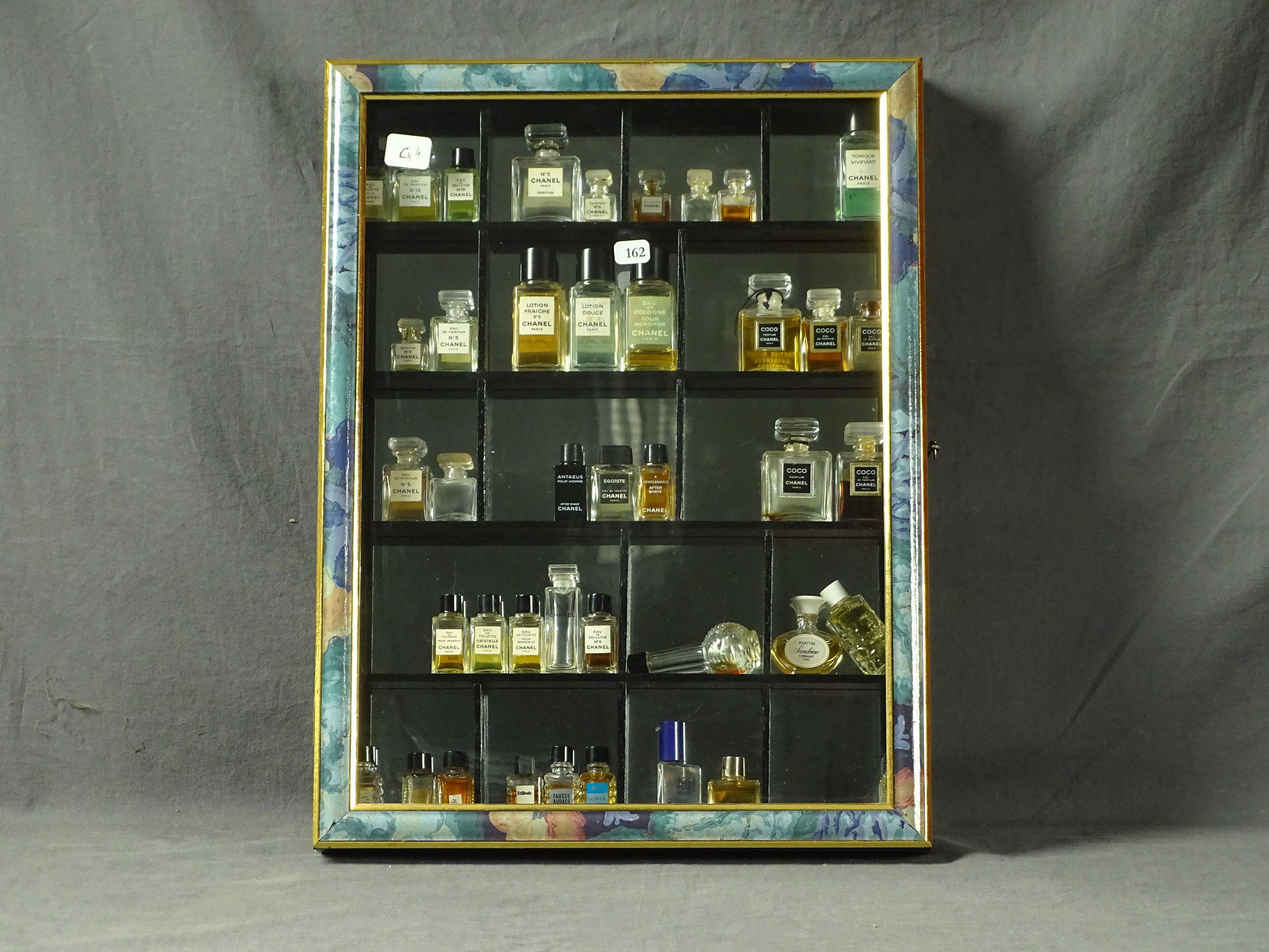 DIVERS PARFUMEURS - Lot de 42 miniatures de parfum sous vitrine dont...