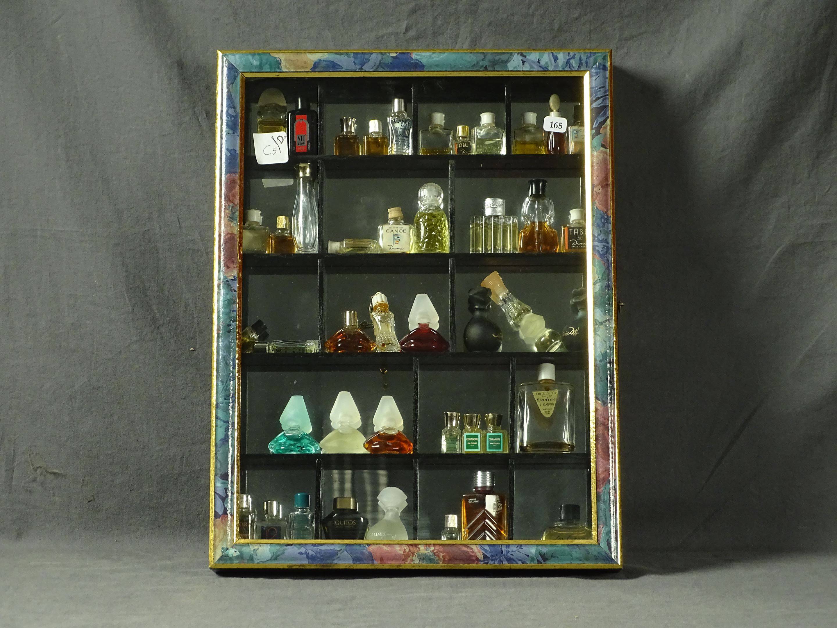 DIVERS PARFUMEURS - Lot de 43 miniatures de parfum sous vitrine dont DALI...