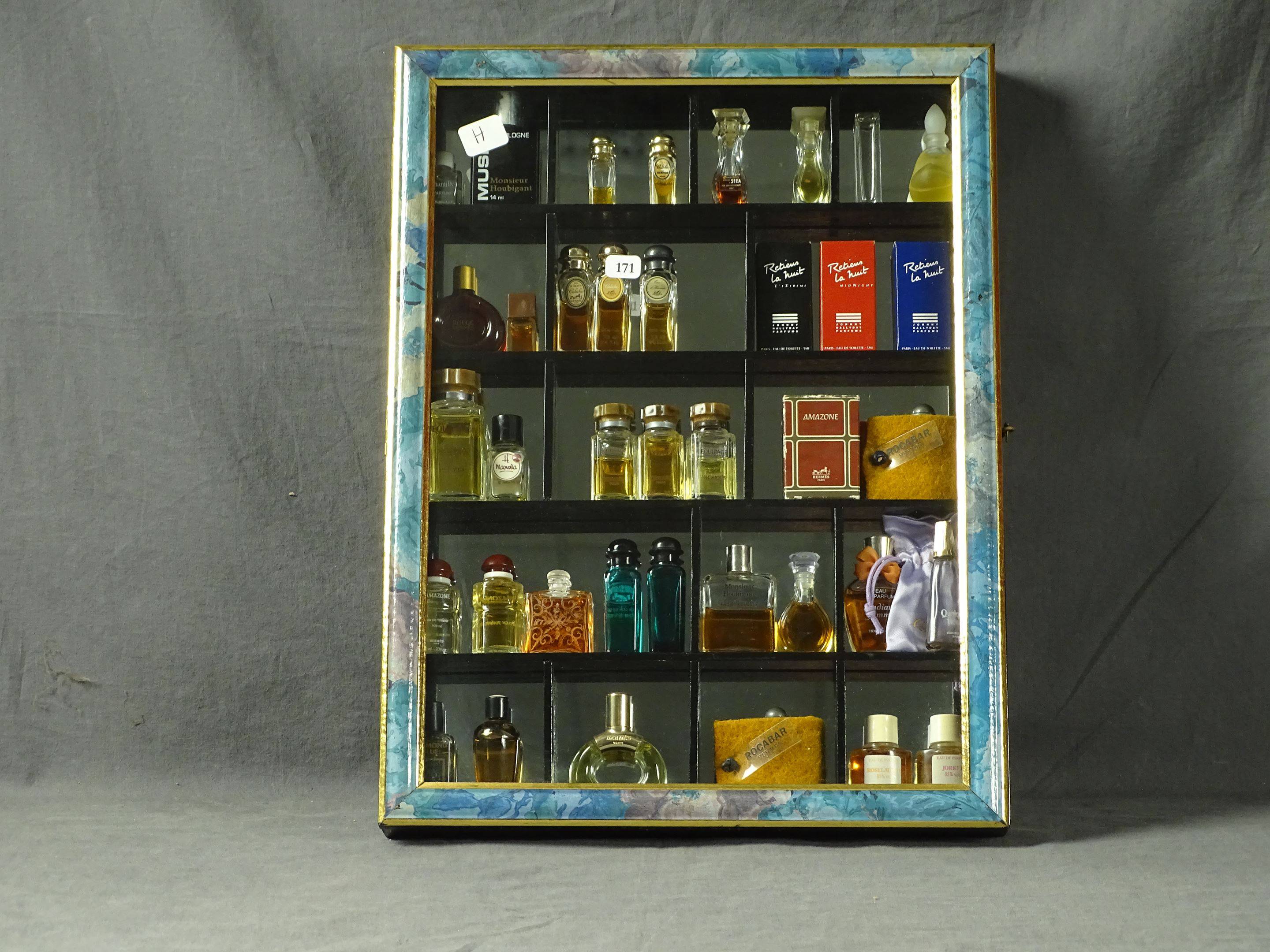 DIVERS PARFUMEURS - Lot de 38 miniatures de parfum sous vitrine dont...