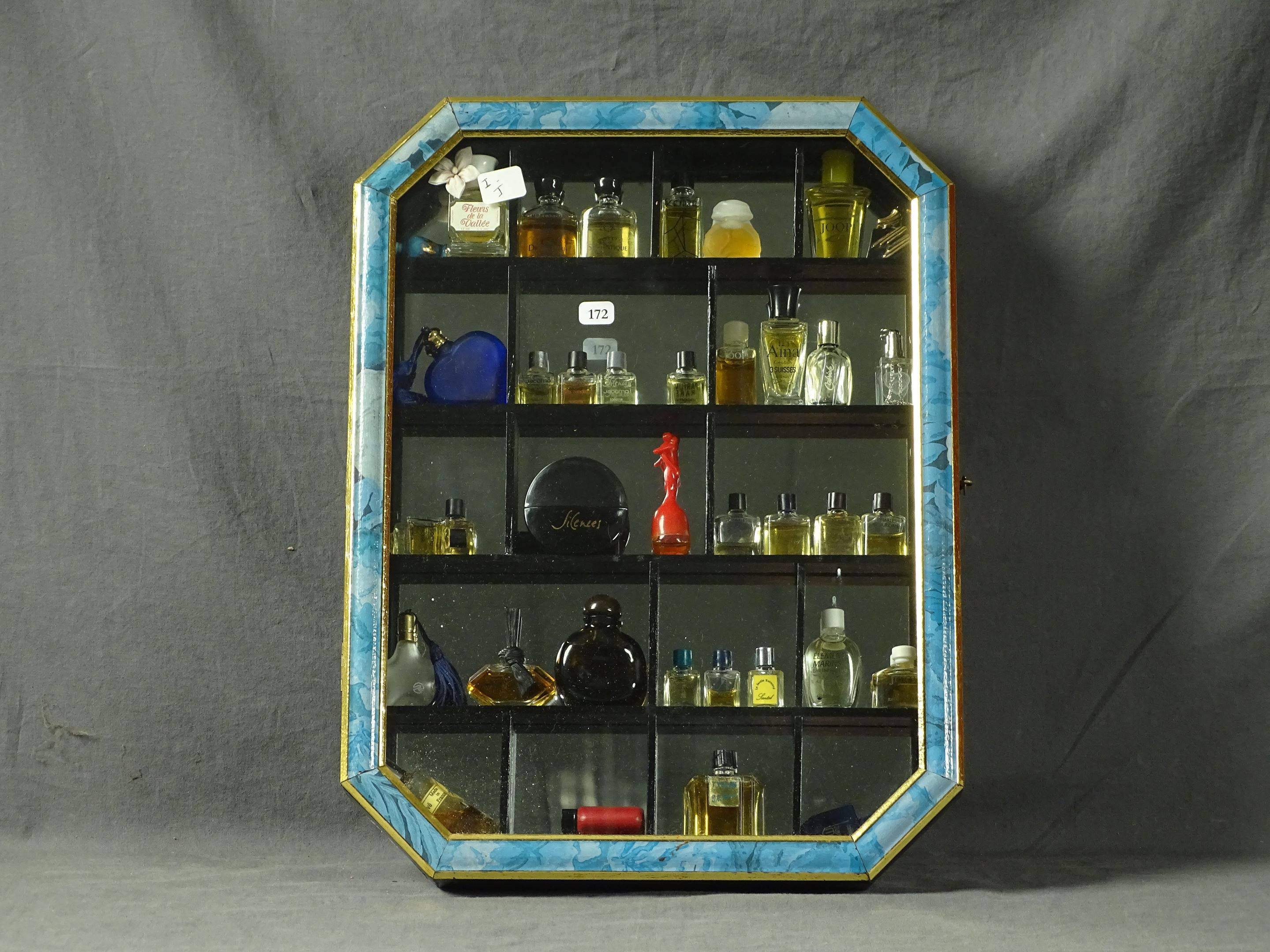 DIVERS PARFUMEURS - Lot de 38 miniatures de parfum sous vitrine dont...