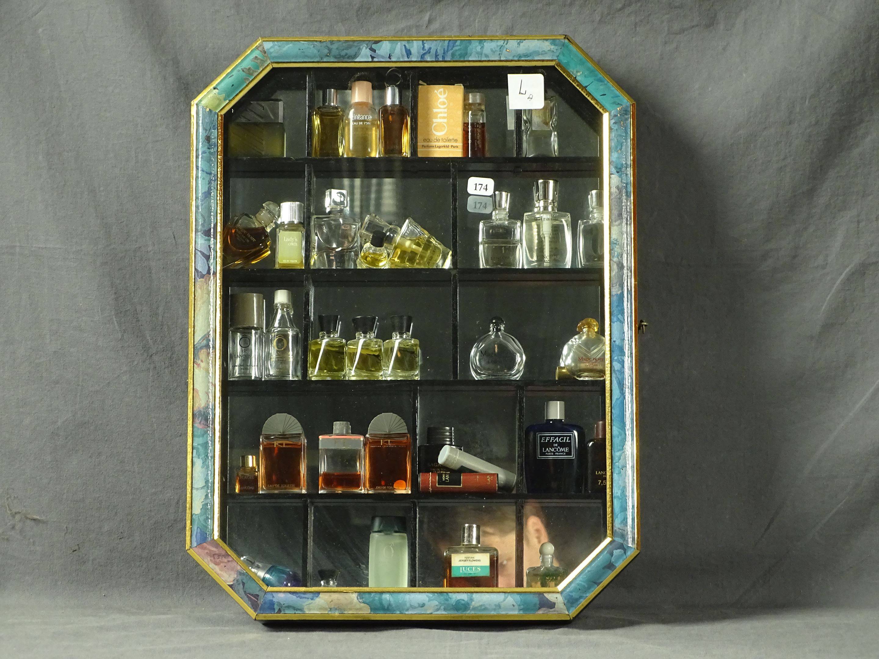 DIVERS PARFUMEURS - Lot de 37 miniatures de parfum sous vitrine dont...