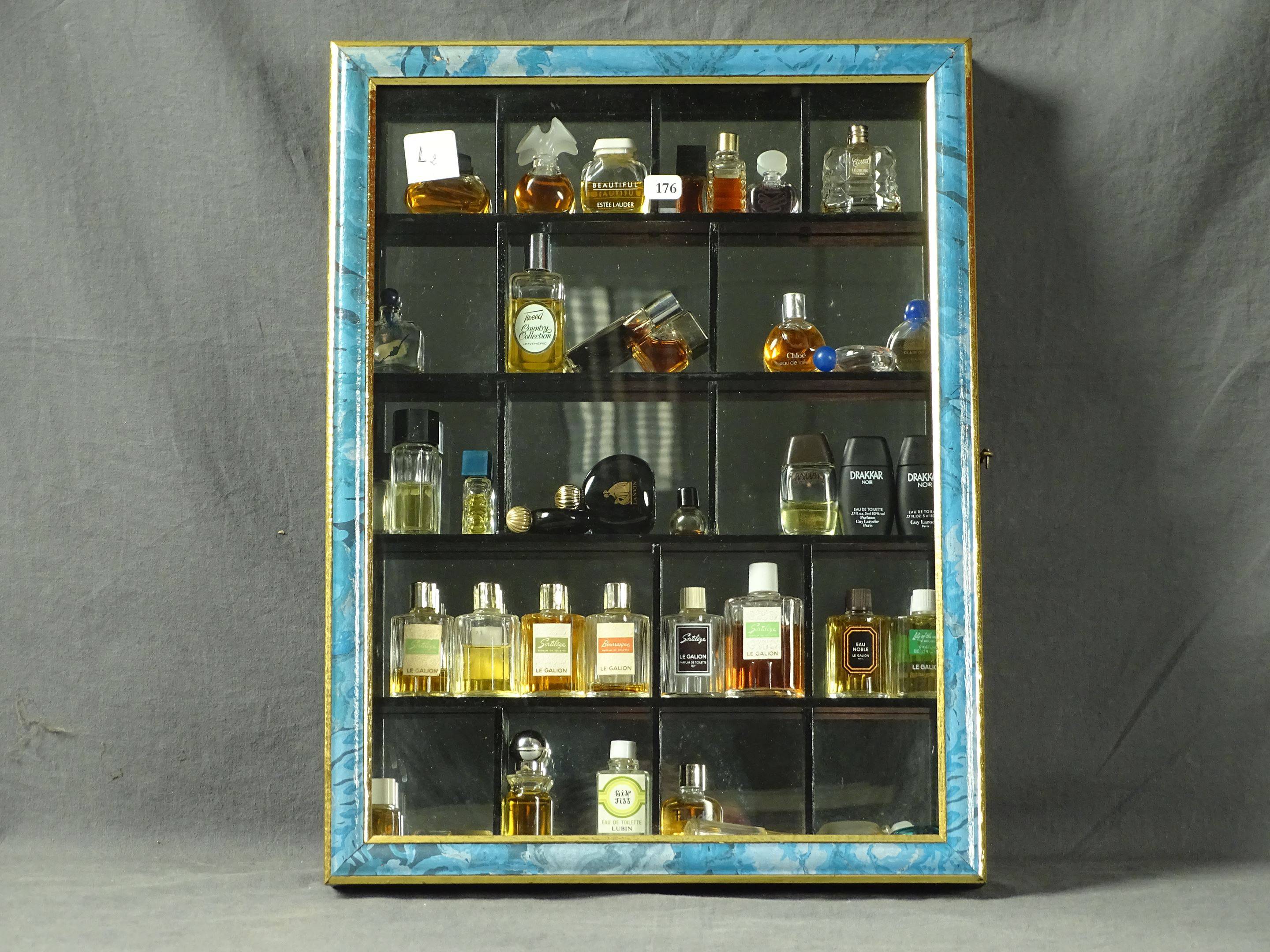 DIVERS PARFUMEURS - Lot de 39 miniatures de parfum sous vitrine dont...