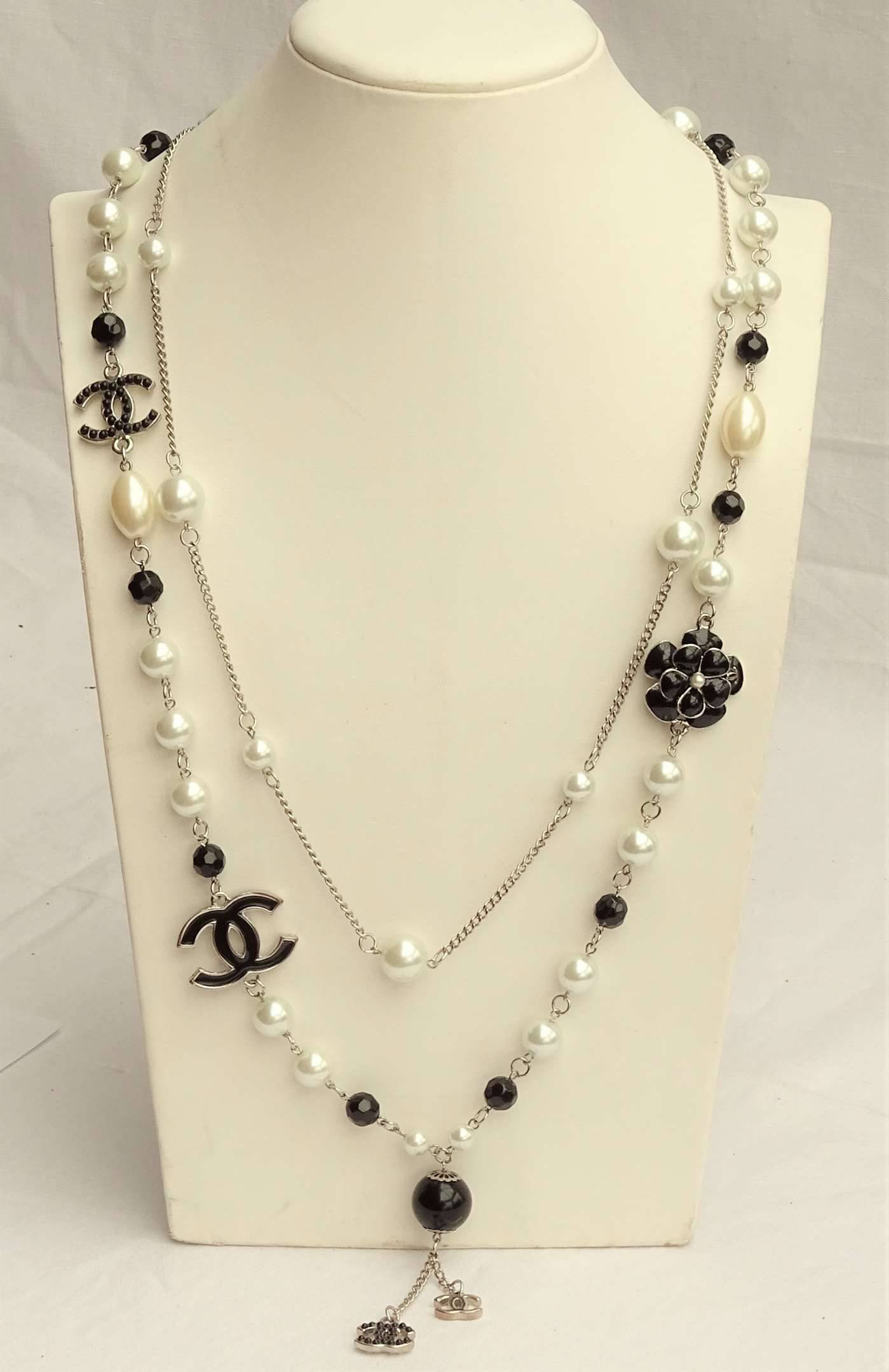 CHANEL par Karl LAGERFELD Sautoir deux rangs en metal argente ponctue de perles blanches d imitation Vente aux encheres Argenterie Orfevrerie Metal argente