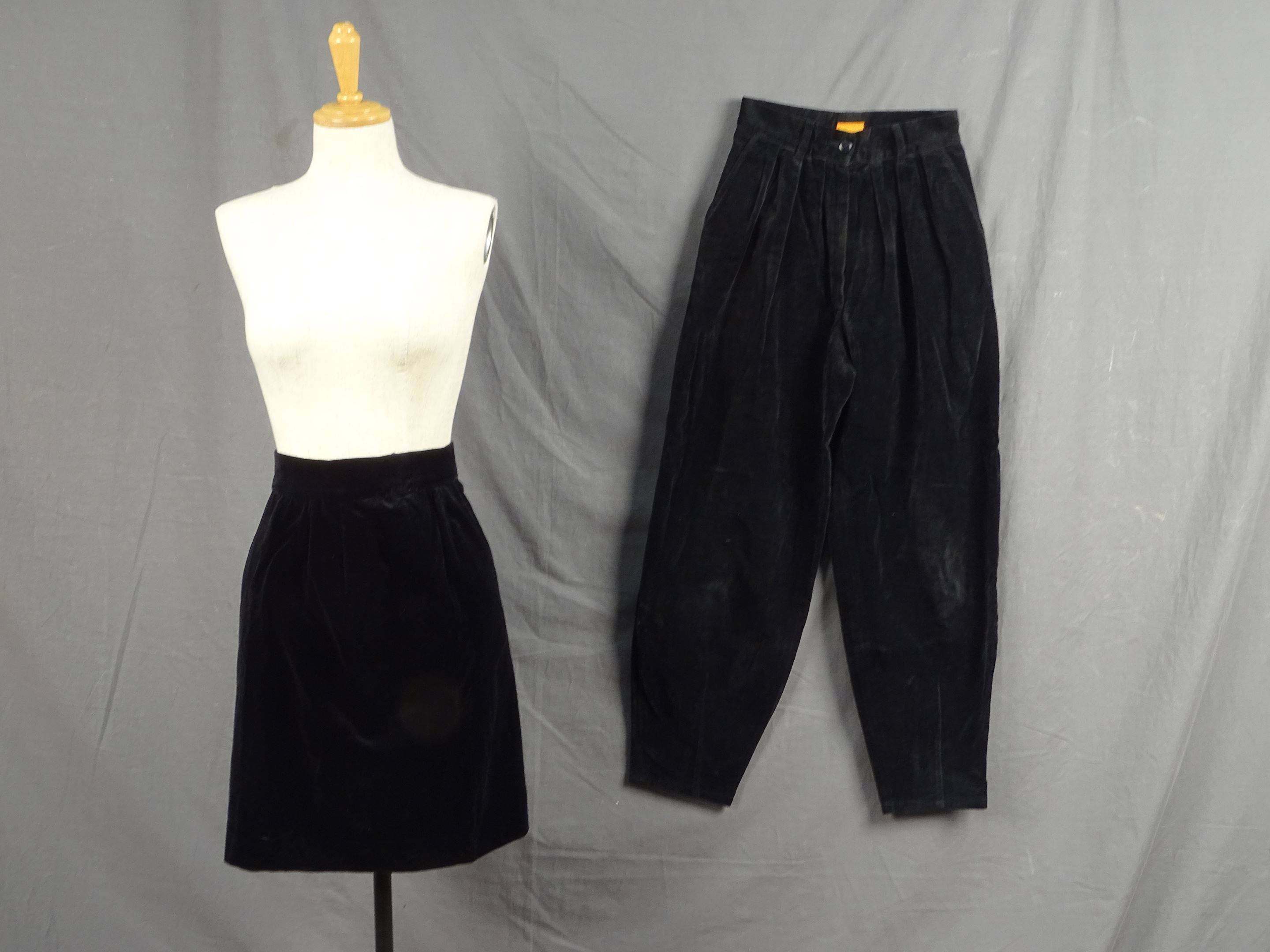 KENZO - Pantalon en velours de coton noir T. 34, on joint une jupe droite...