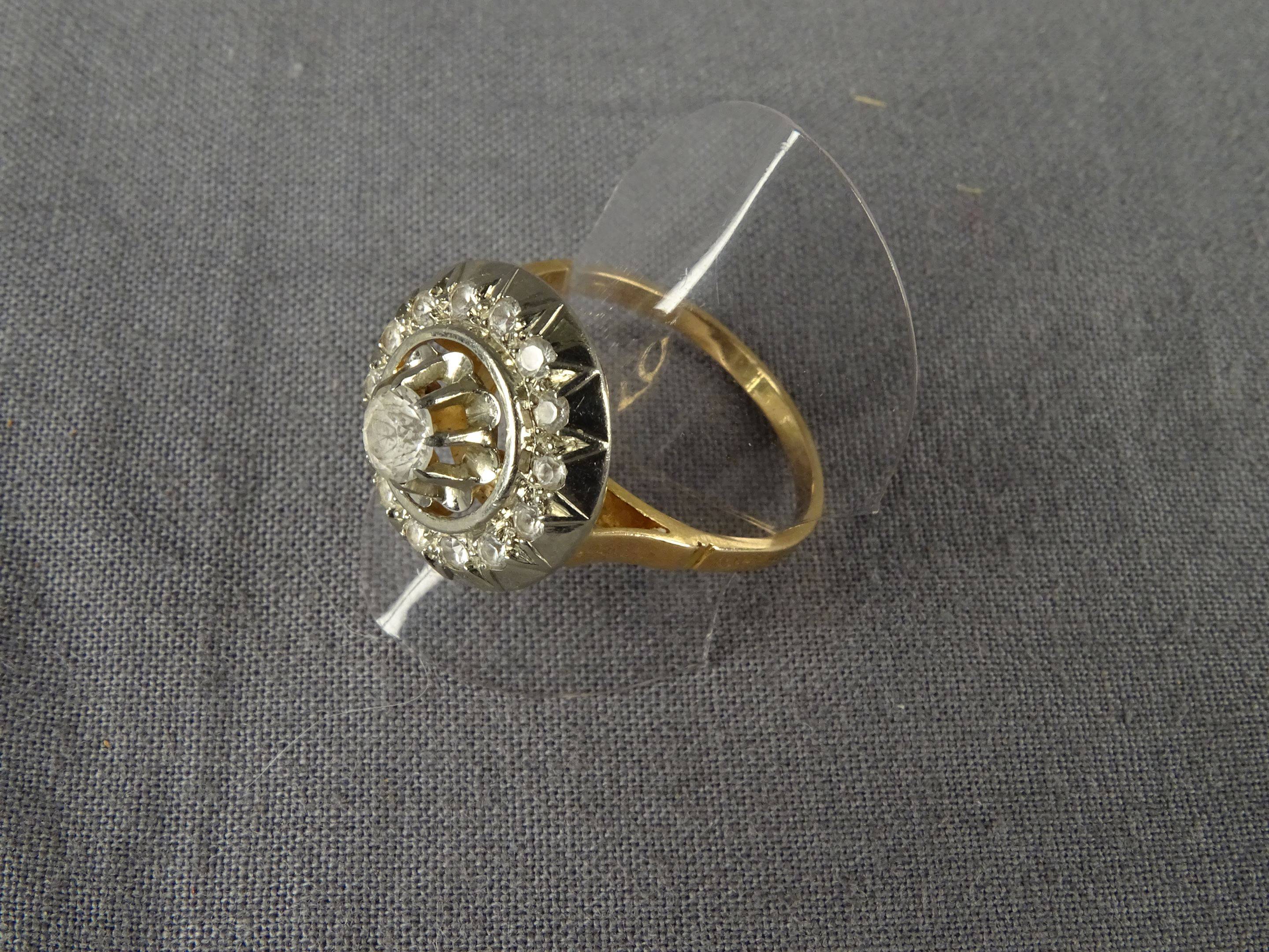 Bague ancienne en or deux tons 18K 750 00 le chaton circulaire