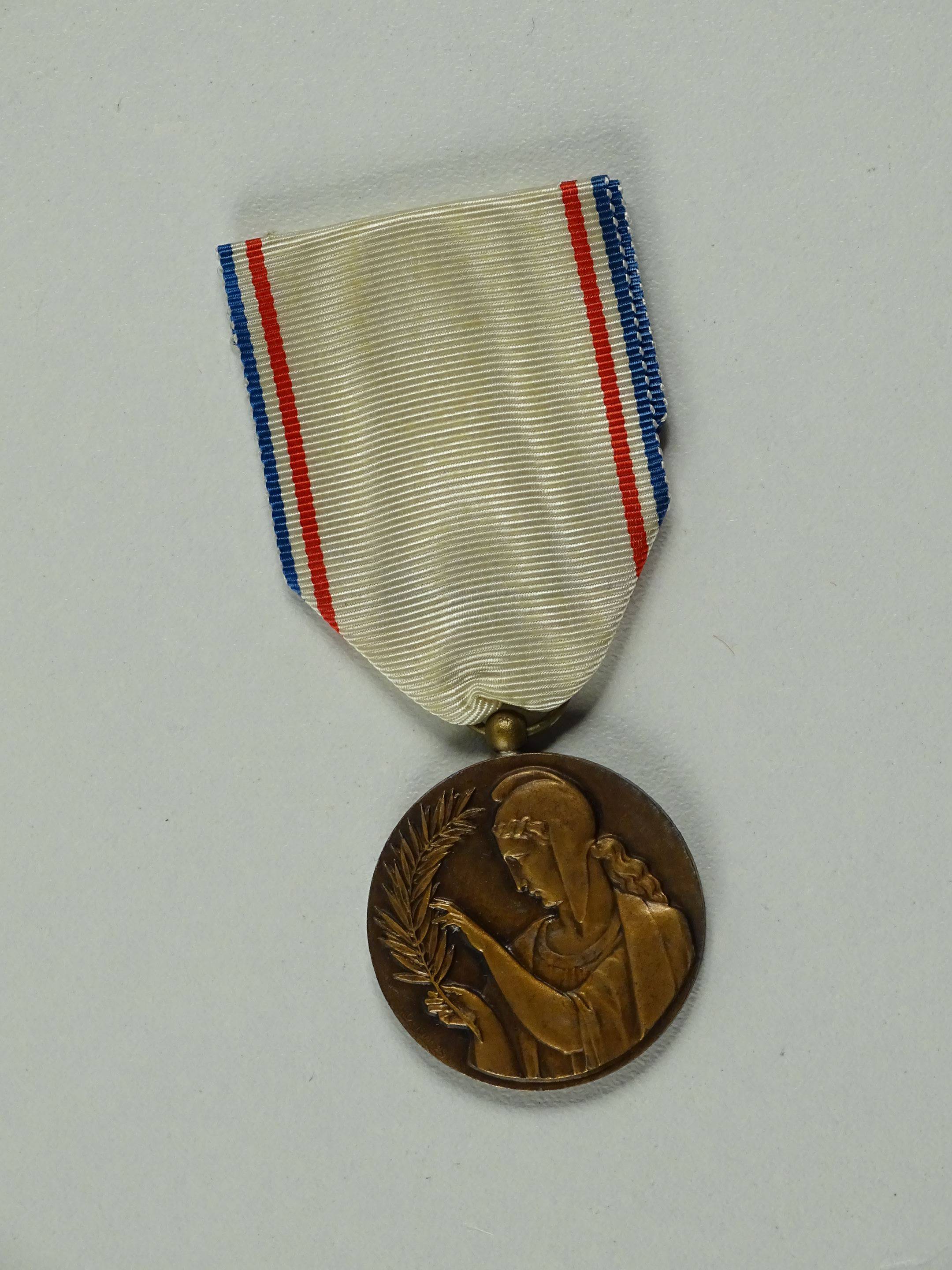 Coupon de ruban Médaille de la Reconnaissance Française avec Rosette Vermeil 