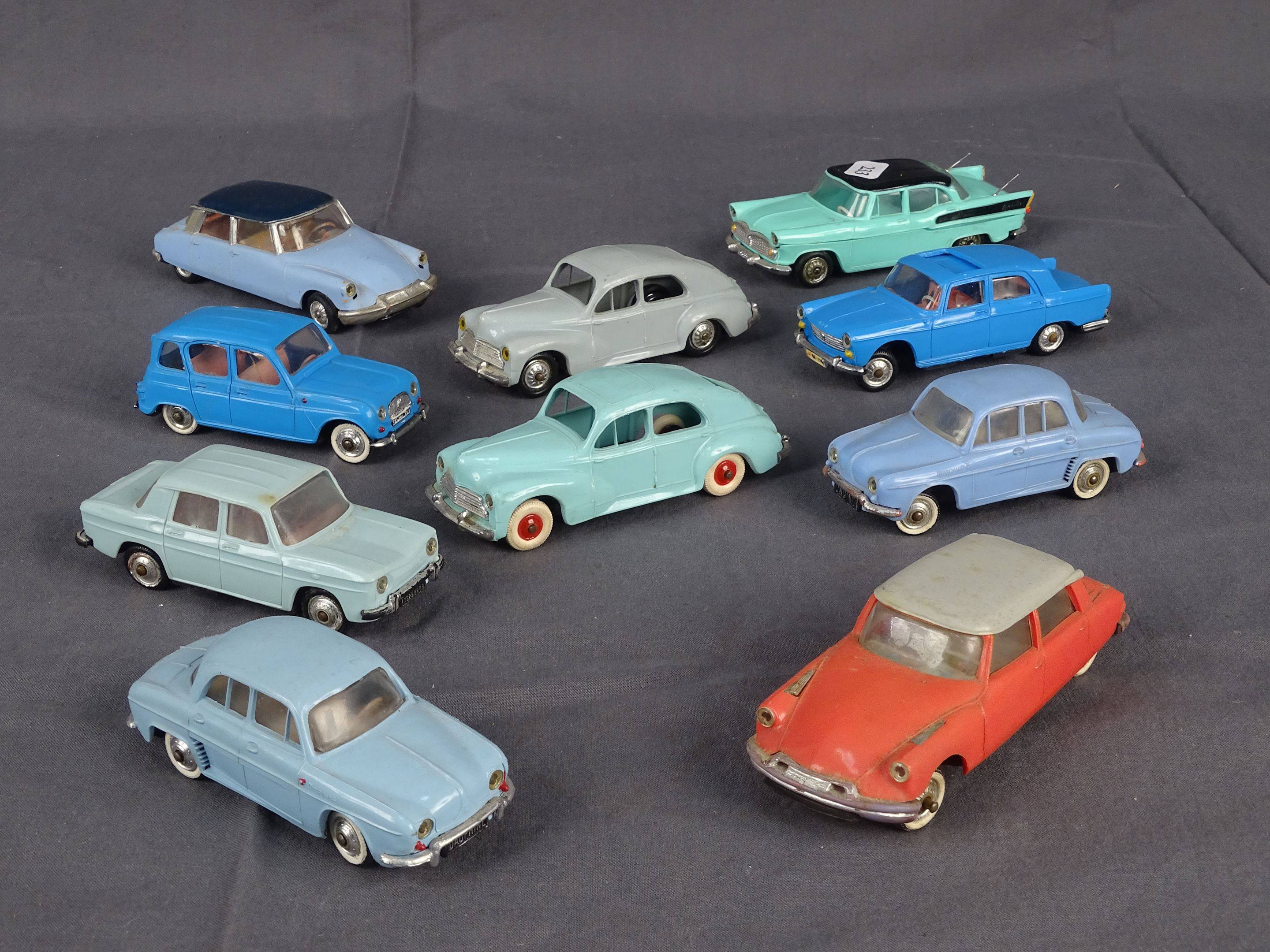 Norev - Lot de 10 voitures - bel état d'usage, dont Simca beaulieu , Vente  aux enchères : Jouets - Trains - Poupées - Automates