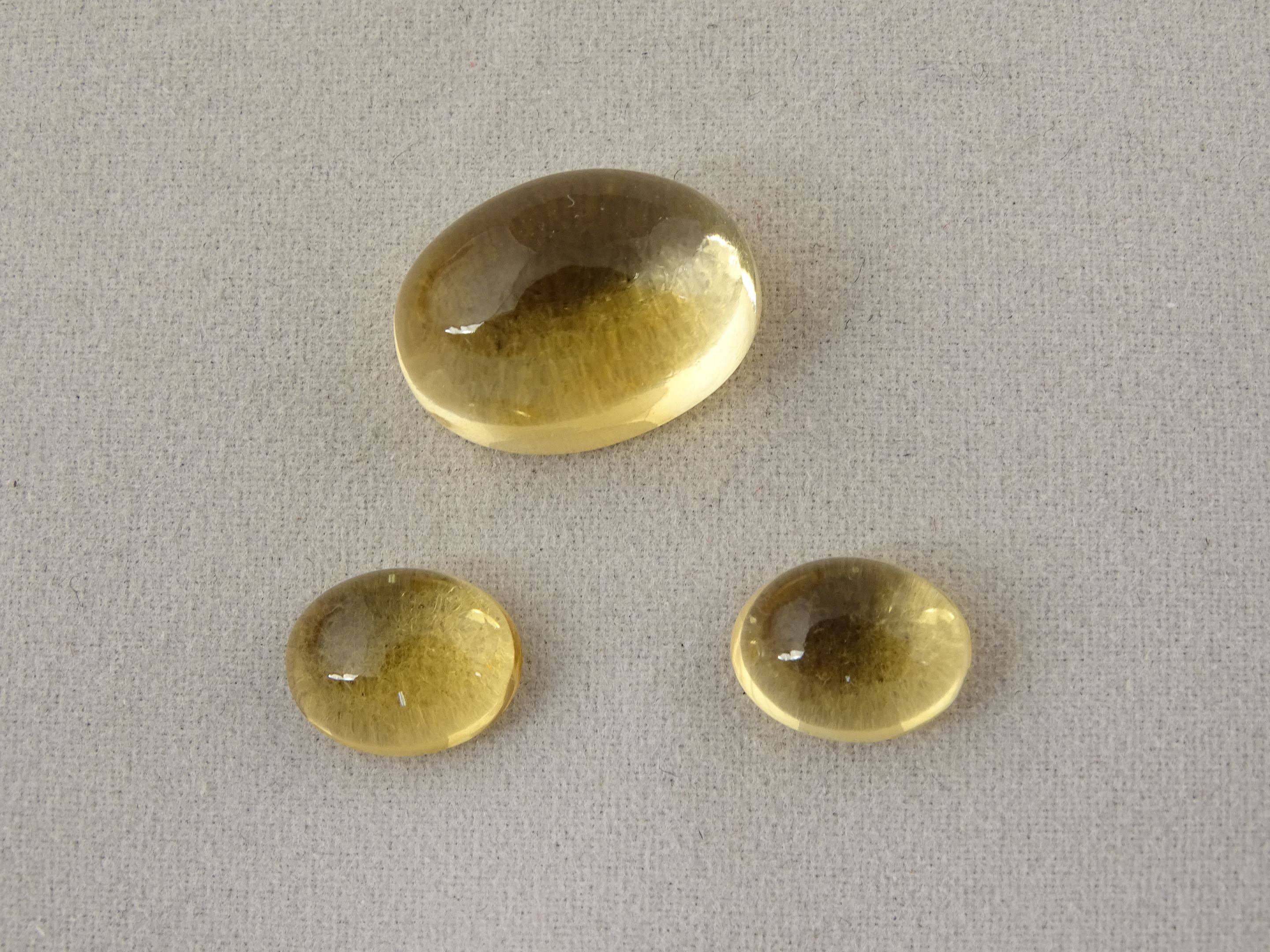 3 citrines, taille cabochon. 12,62 cts