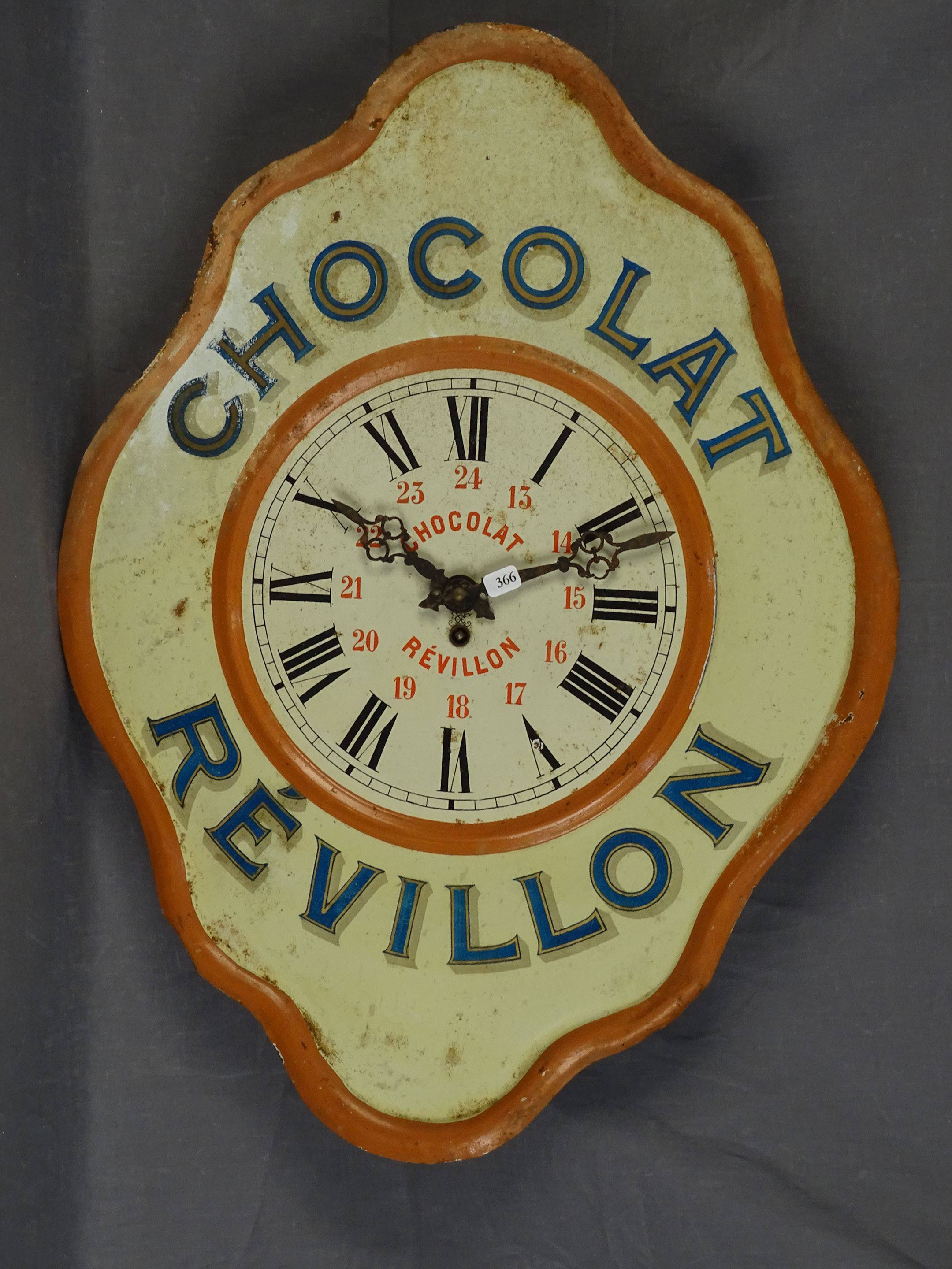 CHOCOLAT REVILLON : Horloge en tôle lithographiée, bel état. 44,5 x  58,5cm., Vente aux enchères : Estampes - Affiches - Gravure - Lithographie  - Eauforte