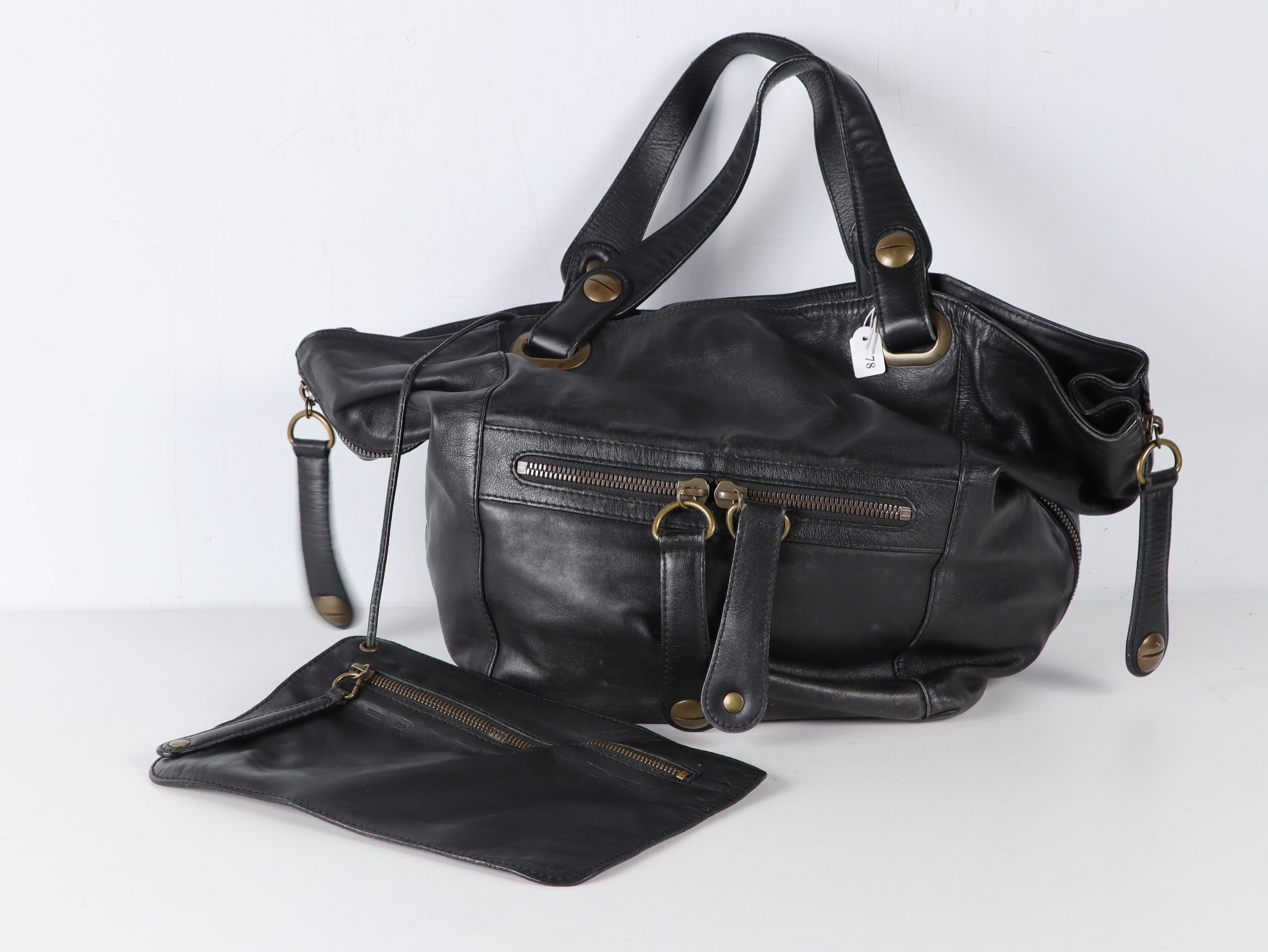 GERARD DAREL Tote flower Saint Germain 72h Sac a main en cuir lisse noir. Environ 32 x 51 cm. Etat Vente aux encheres Mode Vintage Maroquinerie