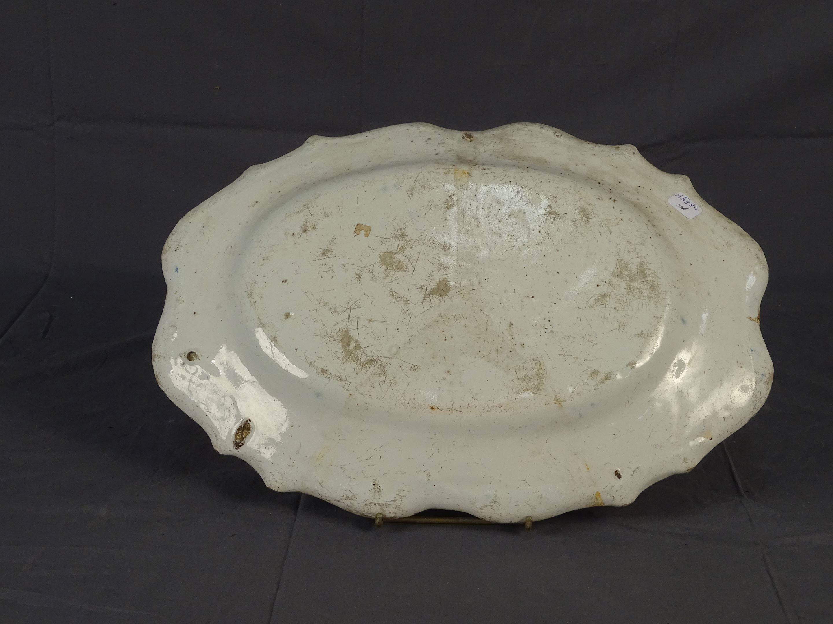 FRANCE Plat oblong contourné en faïence, décor de fleur et dentelles