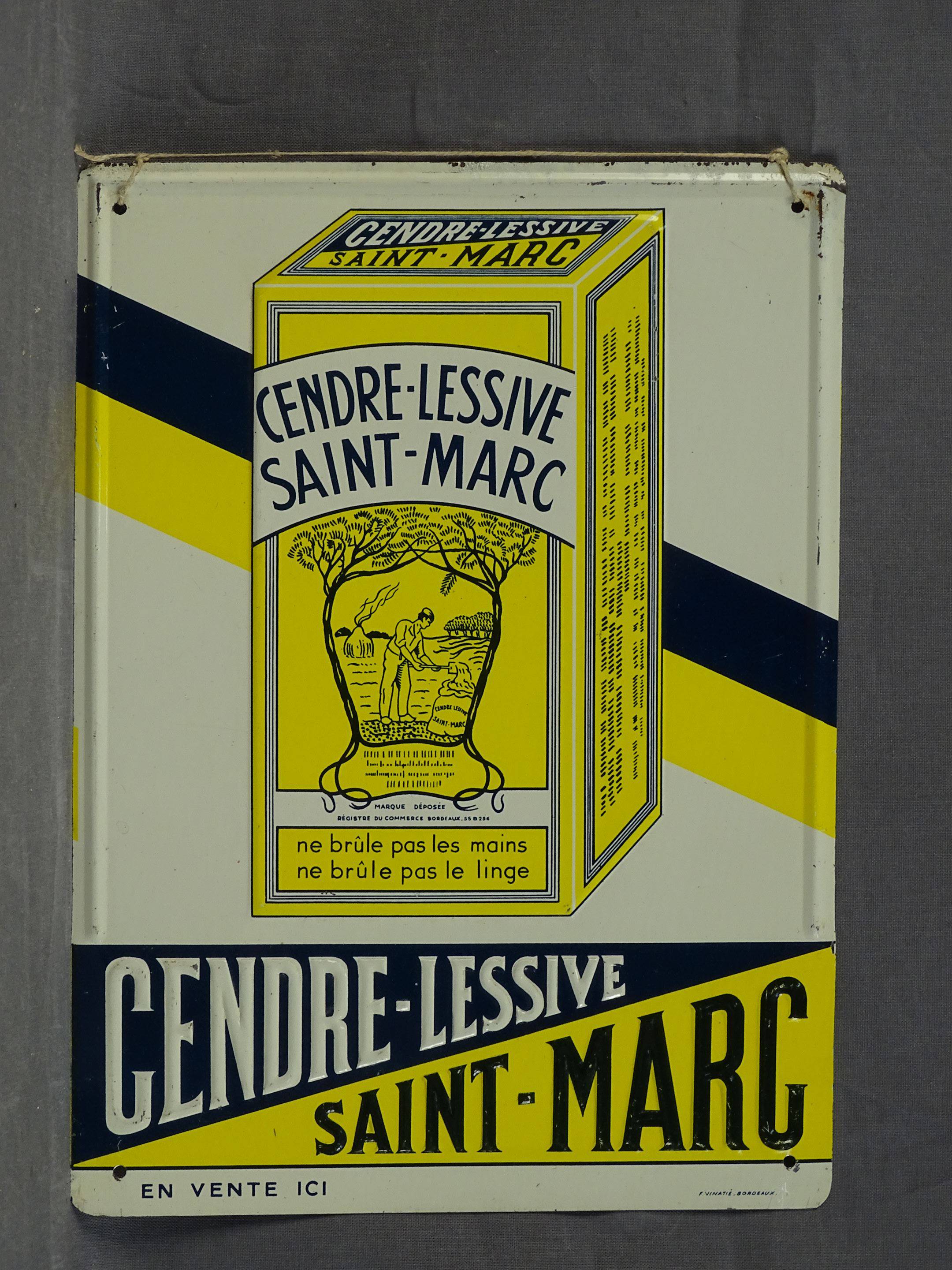 CENDRE-LESSIVE SAINT-MARC : Bandeau en tôle lithographiée et embossée. Imp  G.De Andreis. 39,9 x 12,9cm., Vente aux enchères : Estampes - Affiches -  Gravure - Lithographie - Eauforte