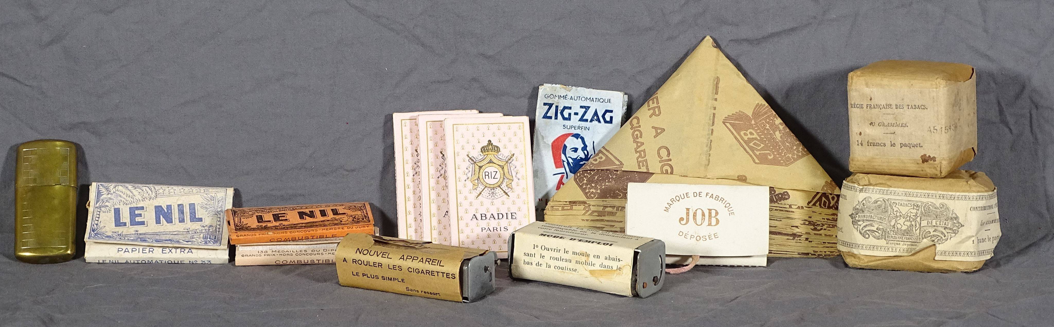 TABAC : Un lot composé de : 2 Paquets de Tabac, 2 Machines à rouler dont  une Simplex, d'un Briquet,, Vente aux enchères : Estampes - Affiches -  Gravure - Lithographie - Eauforte