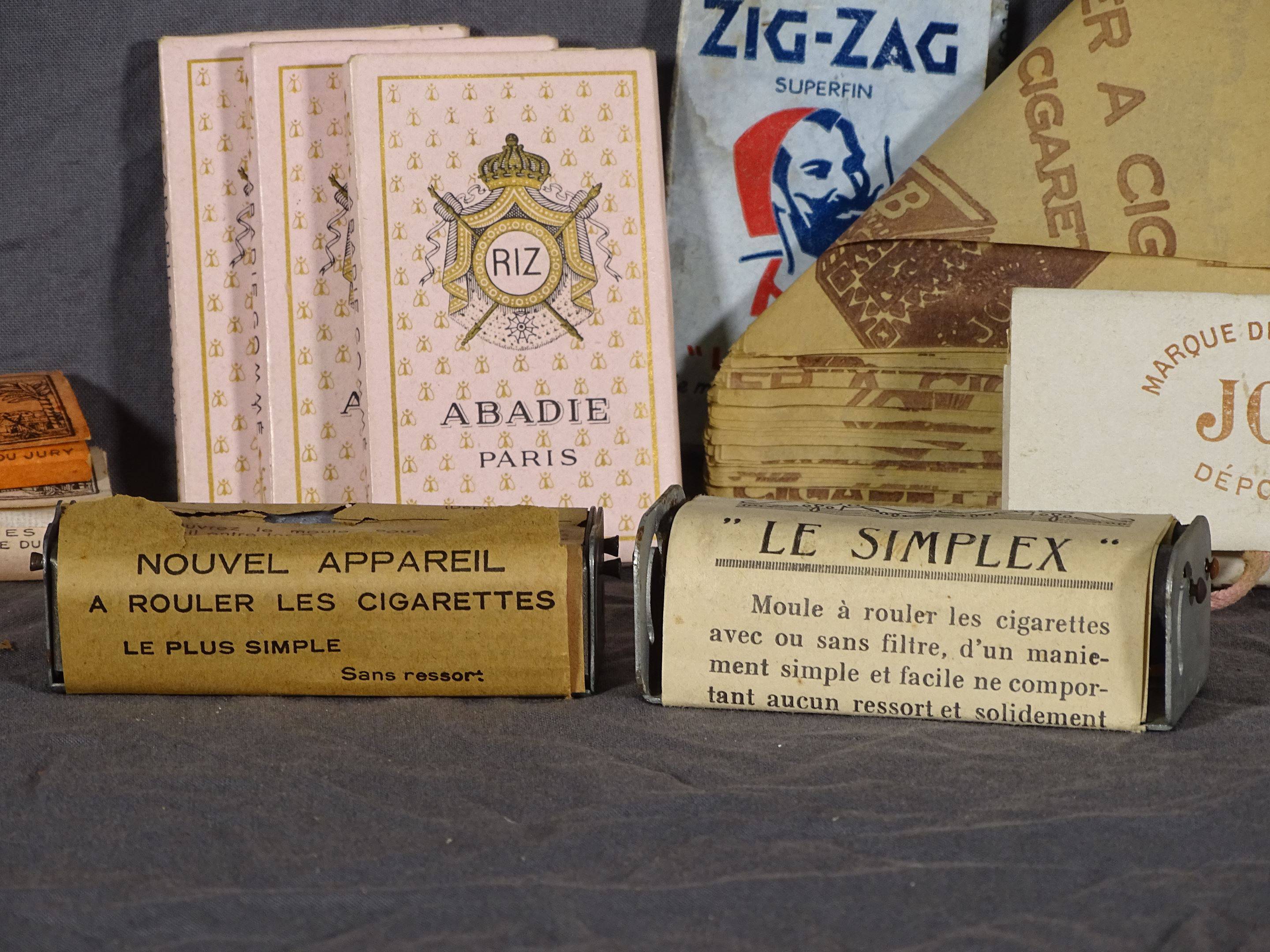 TABAC : Un lot composé de : 2 Paquets de Tabac, 2 Machines à rouler dont  une Simplex, d'un Briquet,, Vente aux enchères : Estampes - Affiches -  Gravure - Lithographie - Eauforte