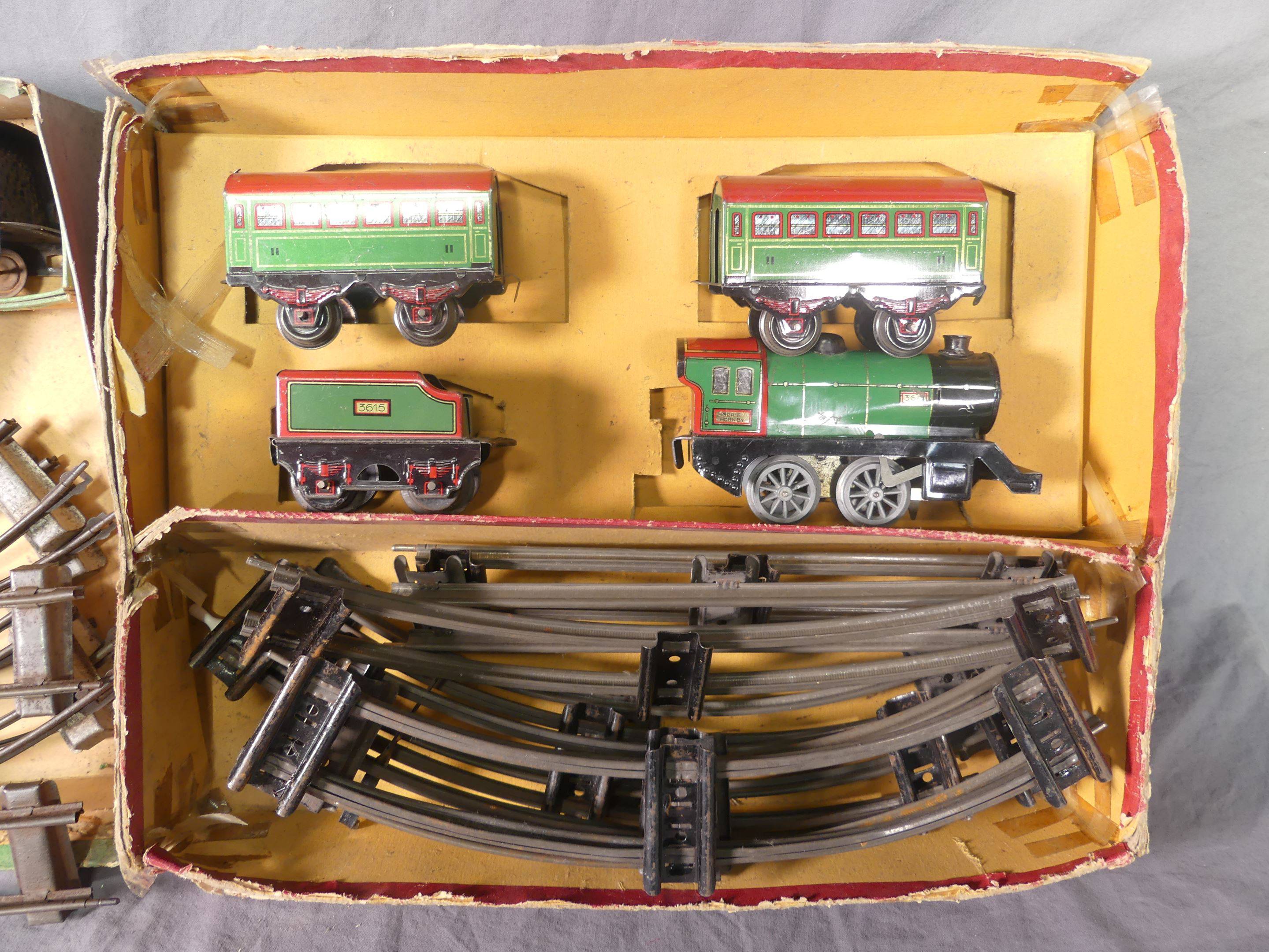 Un train mécanique - Jouets Anciens de Collection
