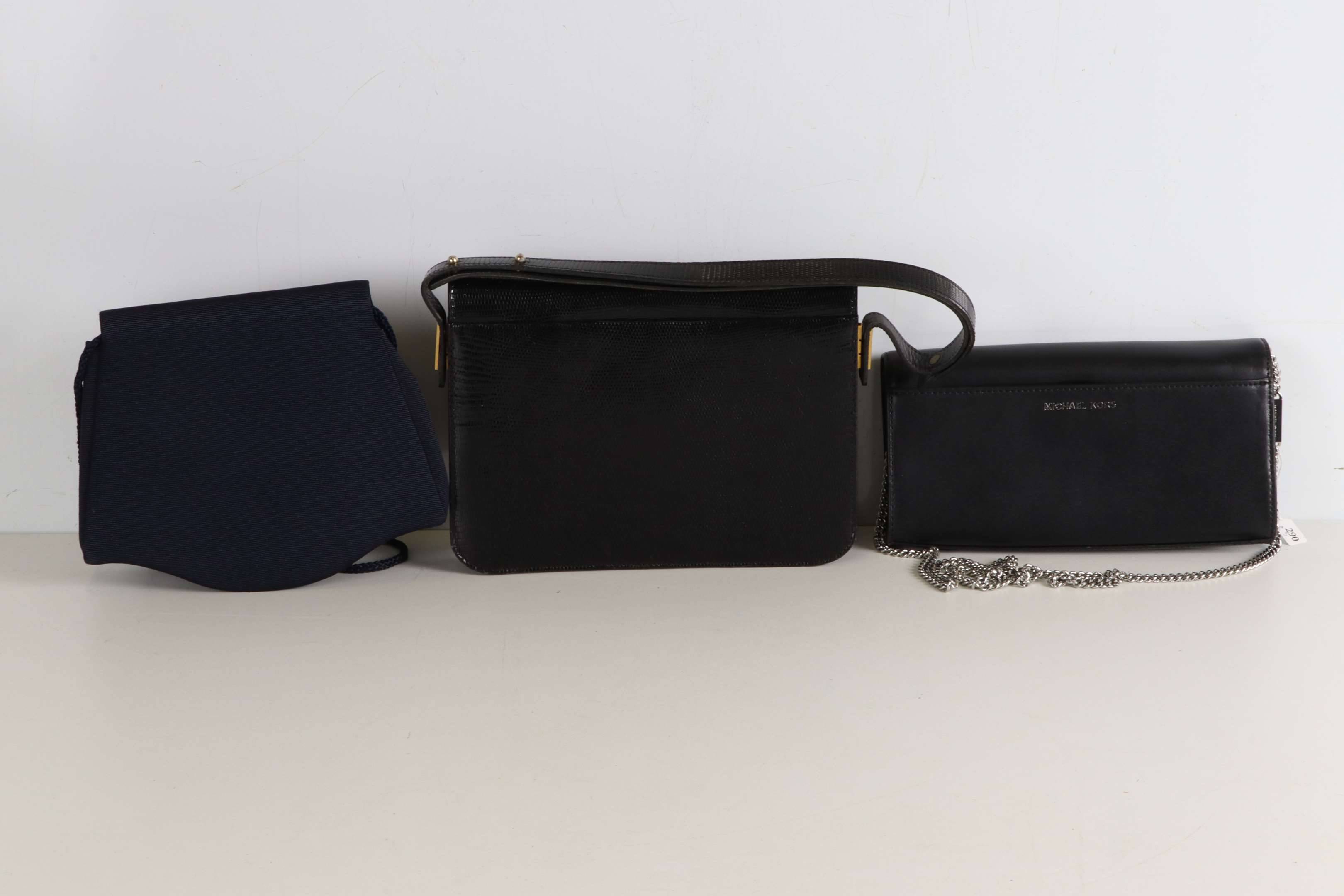 MICHAEL KORS Pochette de soiree en cuir noir fermeture aimantee sur rabat appliquee d une rose Vente aux encheres Mode Vintage Maroquinerie