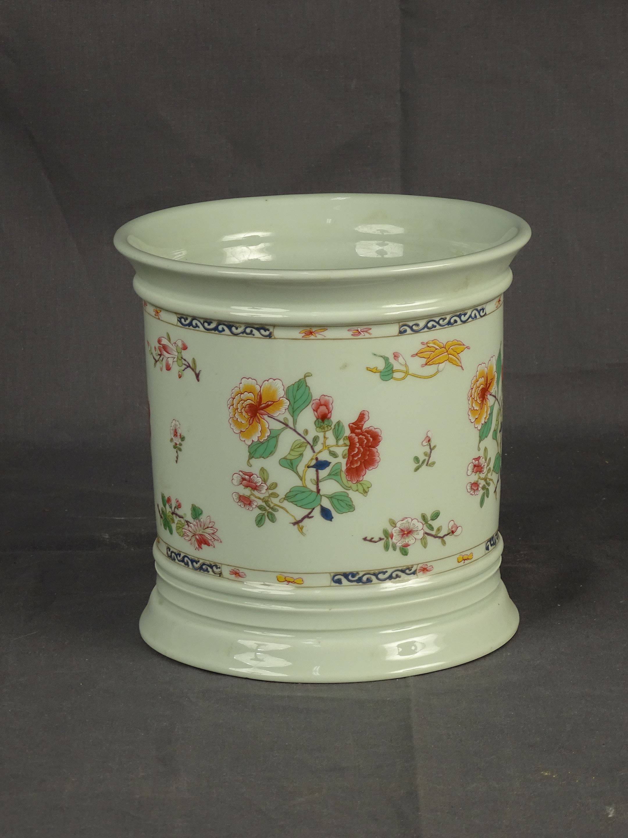 RAYNAUD - Cache pot en porcelaine décor floral polychrome. H 17 cm