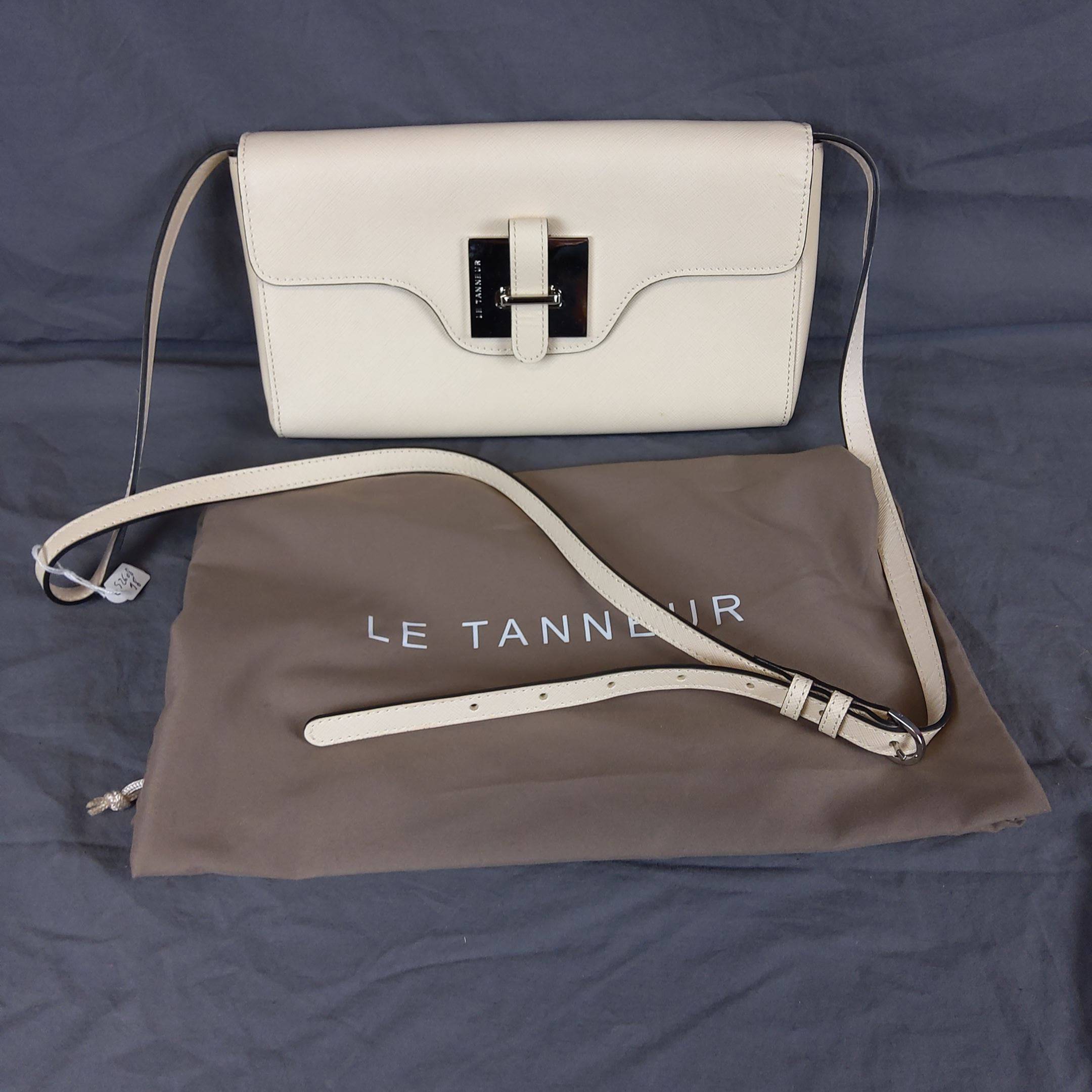 LE TANNEUR Sac pochette bandouliere en cuir creme bandouliere reglable fermoir chrome. H. 15 cm Vente aux encheres Mode Vintage Maroquinerie