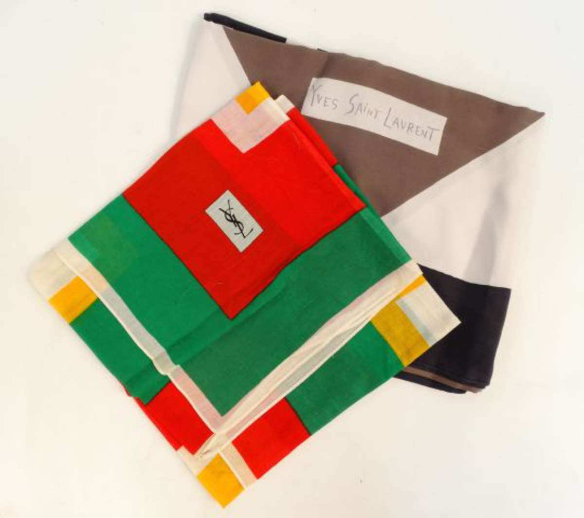 Yves Saint Laurent - 2 foulards vintage, l'un en coton ( collection
