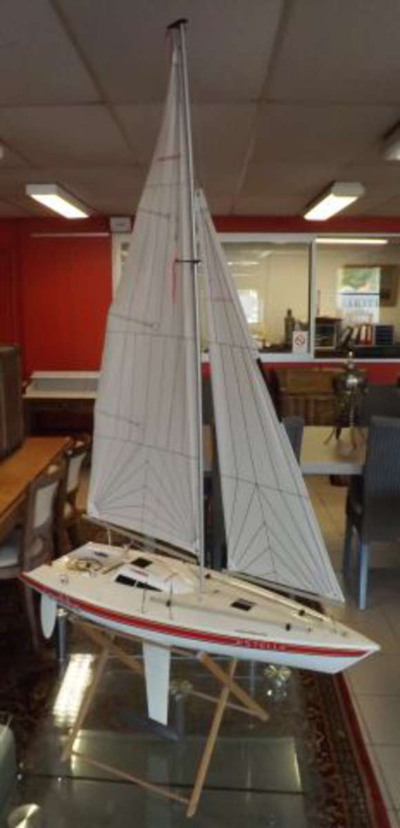 Maquette de voilier navigante en plastique et composite de marque Rodde...