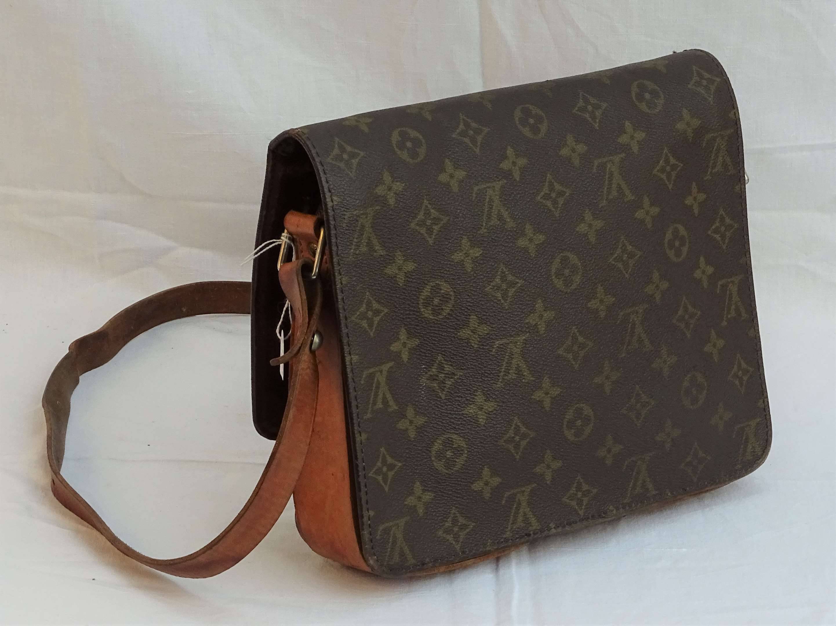 Lot - LOUIS VUITTON Sacoche Toile Monogram et cuir naturel