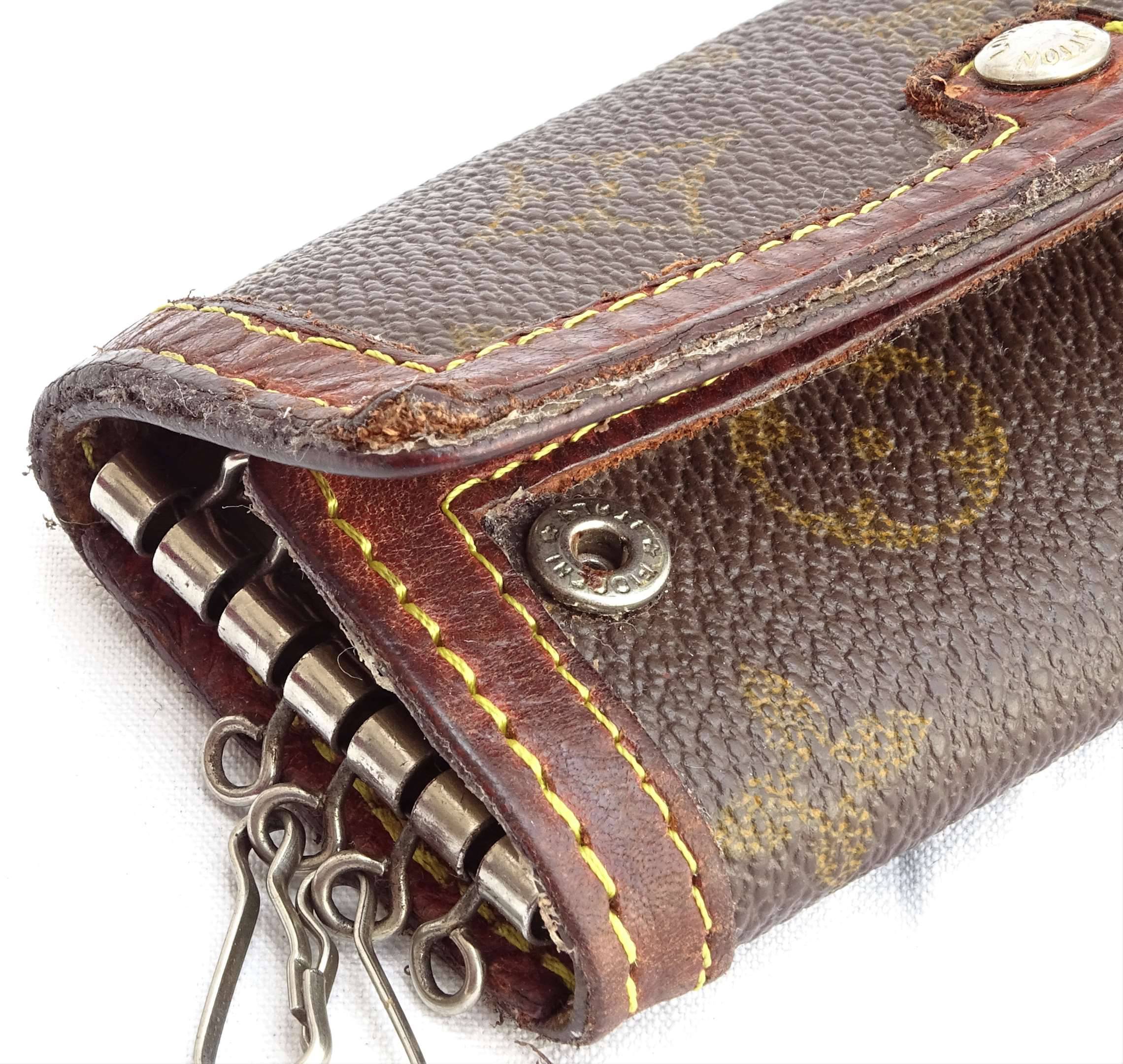 LOUIS VUITTON Porte clefs en toile monogram et cuir etat d usage reprise des coutures Vente aux encheres Mode Vintage Maroquinerie