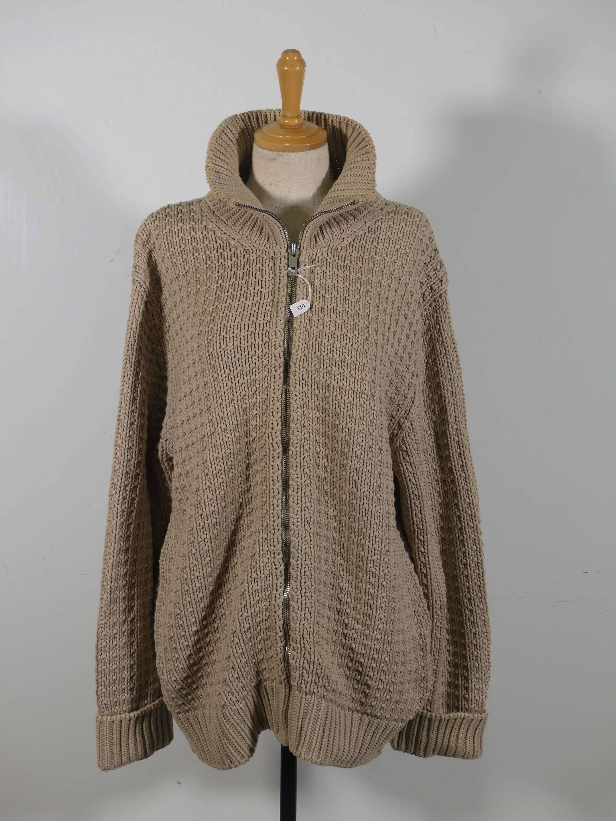 LOUIS VUITTON Paris - Gilet d'homme en coton crème maille fantaisie,  fermeture zippée. T. L (XL), Vente aux enchères : Mode - Vintage -  Maroquinerie