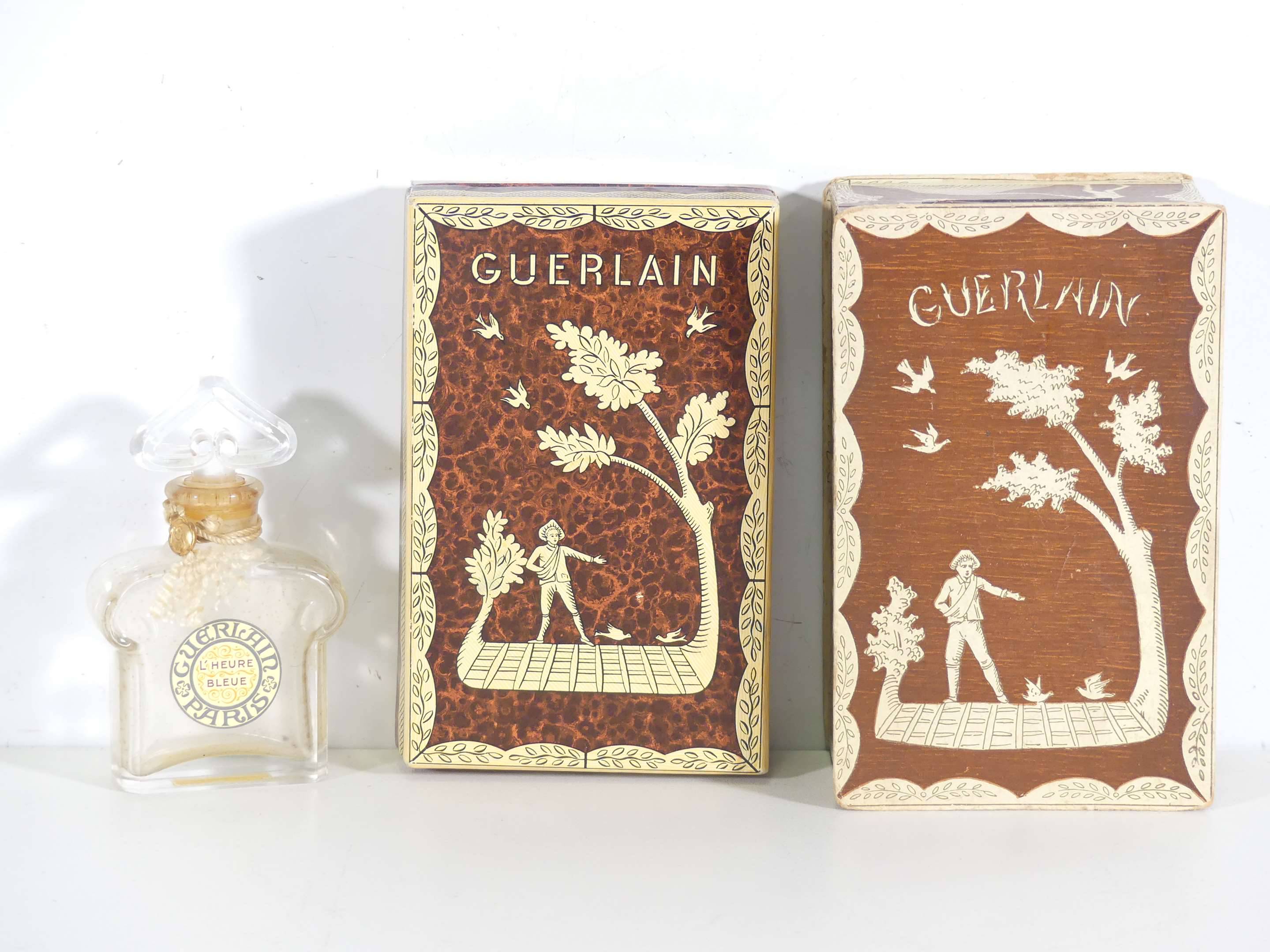 GUERLAIN L'heure bleue - Flacon vide dans sa boite. On y joint une boite  vide., Vente aux enchères : Objets de vitrine - Verreries - Flacons -  Sulfures