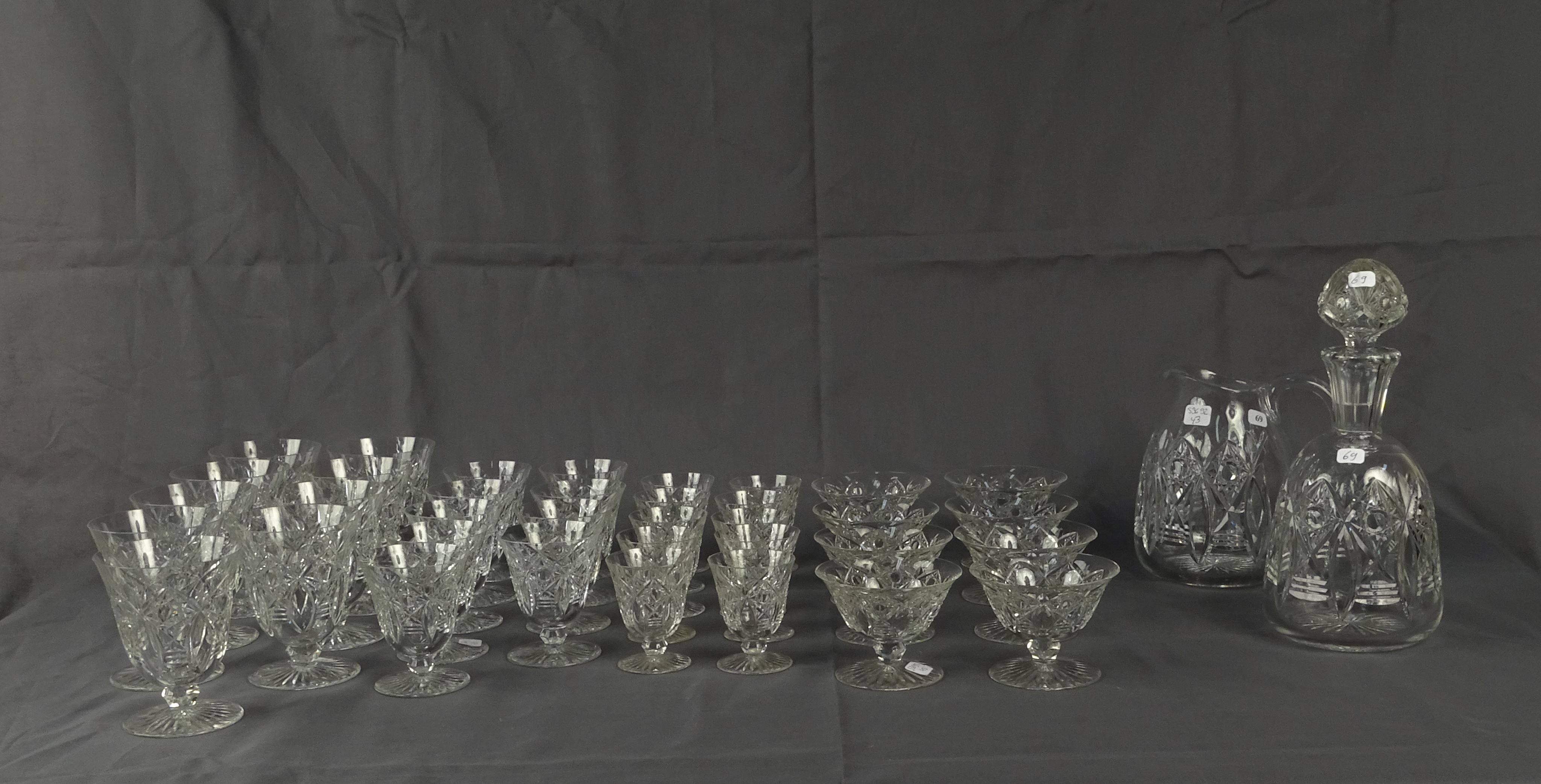 BACCARAT - Partie de service de verres en cristal taillé : 9 verres à eau...