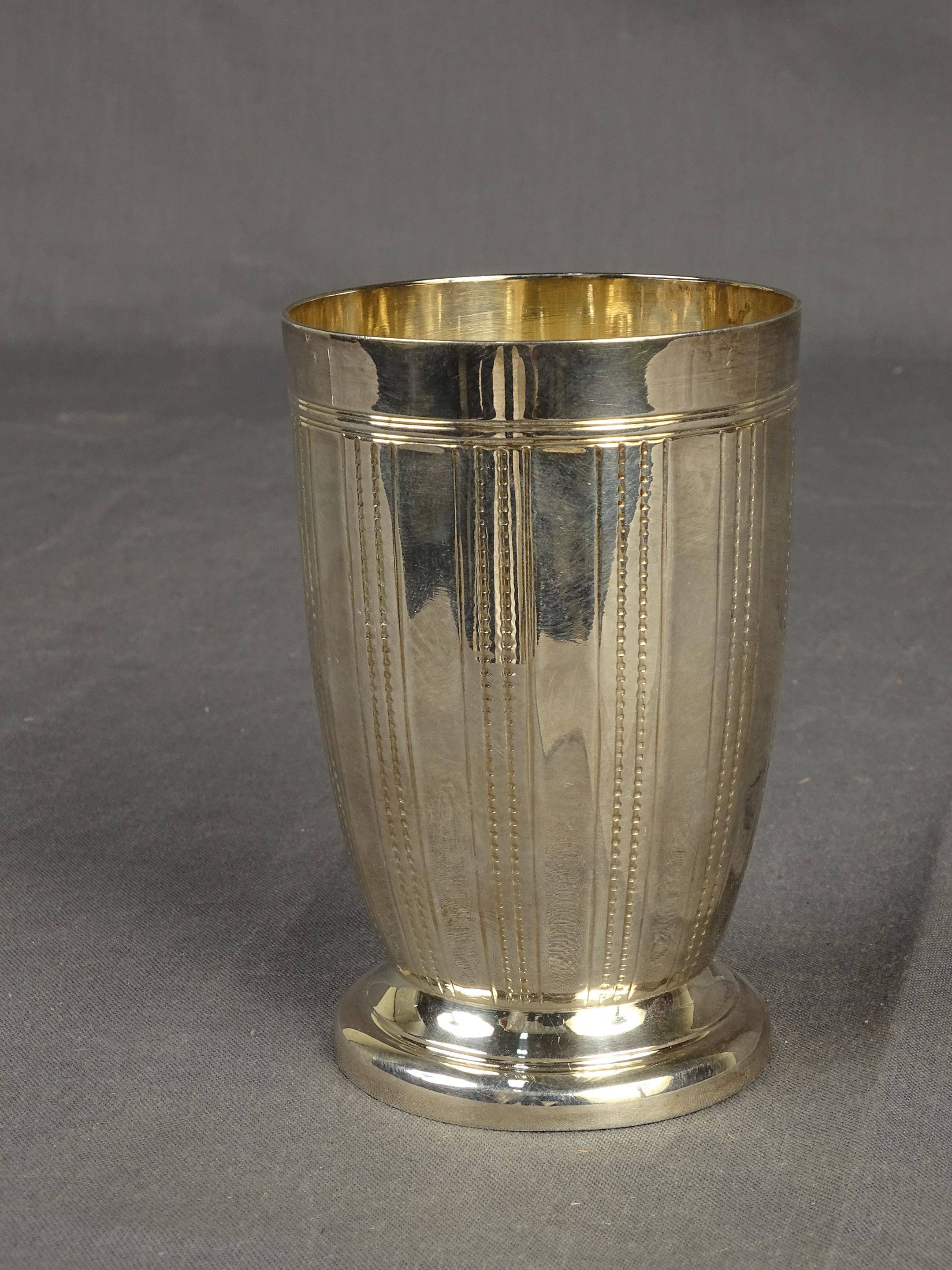 Timbale en argent, la coupe olive à pans alterné de filet, repose par