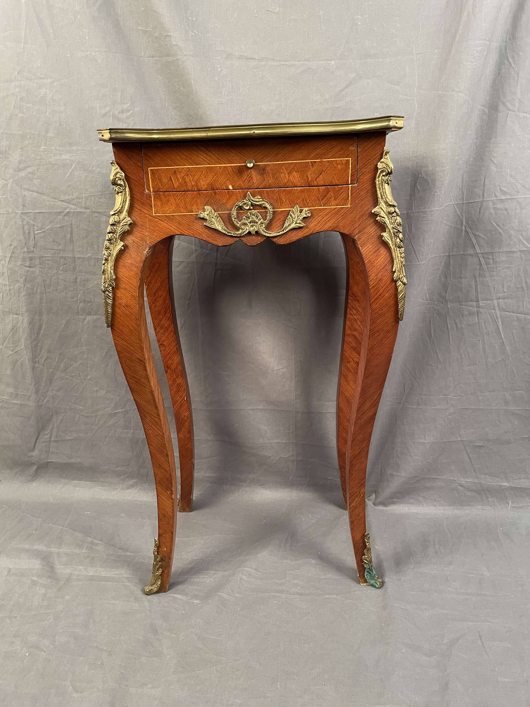 Table centrale marocaine de style mauresque avec motifs géométriques incrustés en nacre En vente