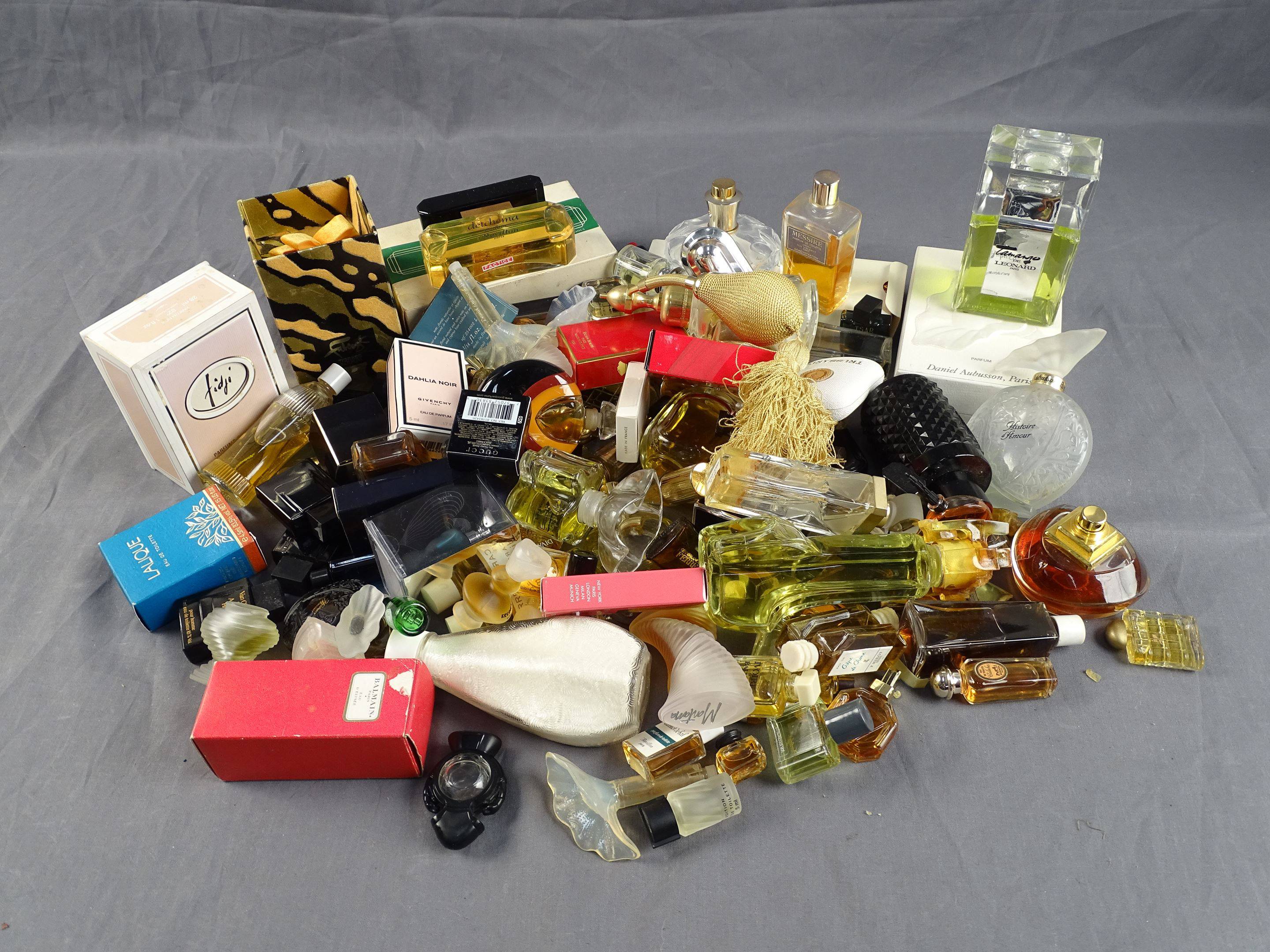 Divers Parfumeurs - (années 1970-1990) Assortiment d'environ cents flacons...