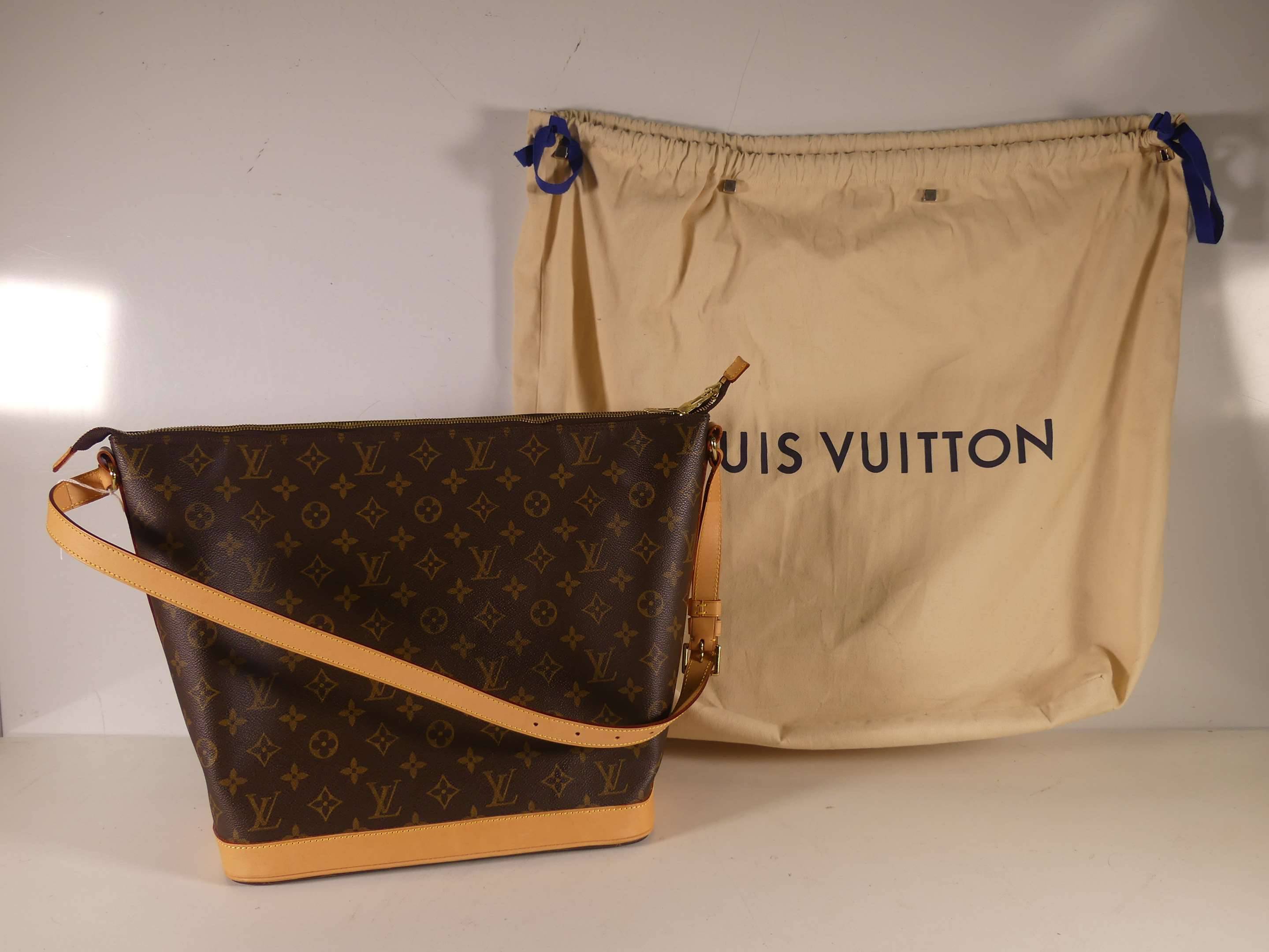 LOUIS VUITTON x SHARON STONE - Sac porté épaule modèle Amfar Three en  toile monogram et cuir naturel,, Vente aux enchères : Mode - Vintage -  Maroquinerie